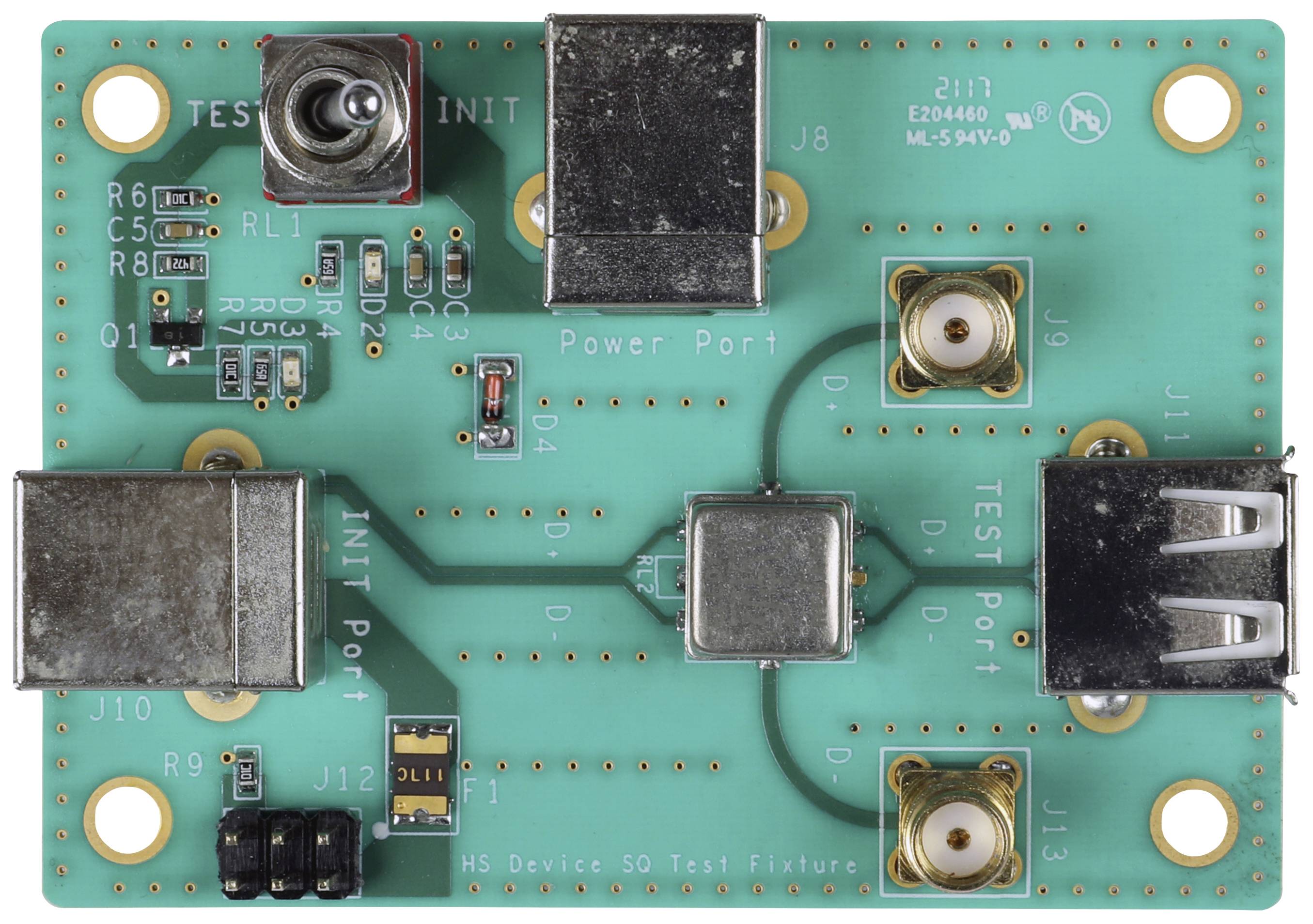 Elektronische Leiterplatte mit USB-Anschlüssen, Stromport und mehreren elektronischen Komponenten auf grünem Hintergrund.