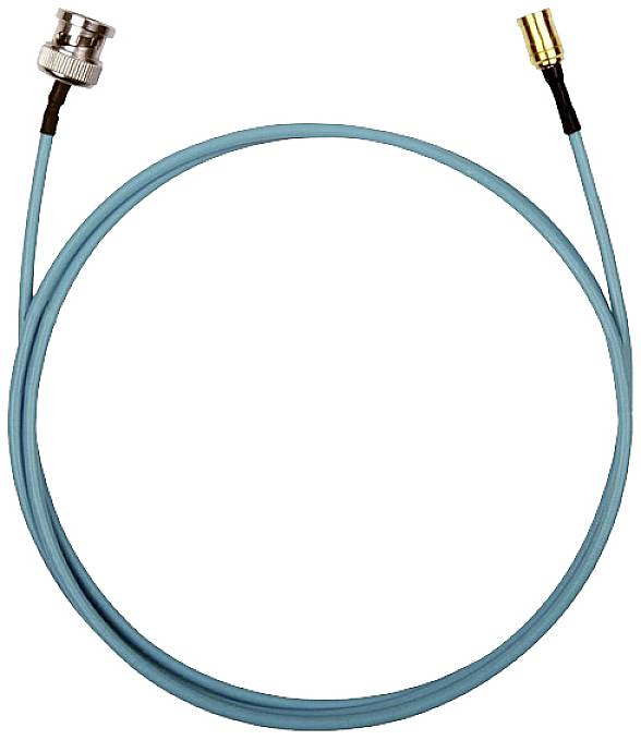 Ein langes, blaues Koaxialkabel mit einem BNC-Stecker an einem Ende und einem goldfarbenen, kleineren Stecker am anderen Ende.