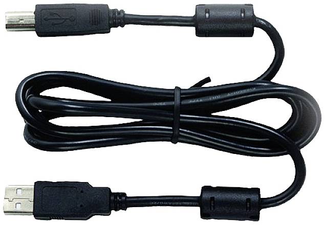 Ein schwarzes USB-Kabel mit einem Typ-A-Stecker und einem Typ-B-Stecker, in einer Schleife gebunden und auf einer weißen Oberfläche.
