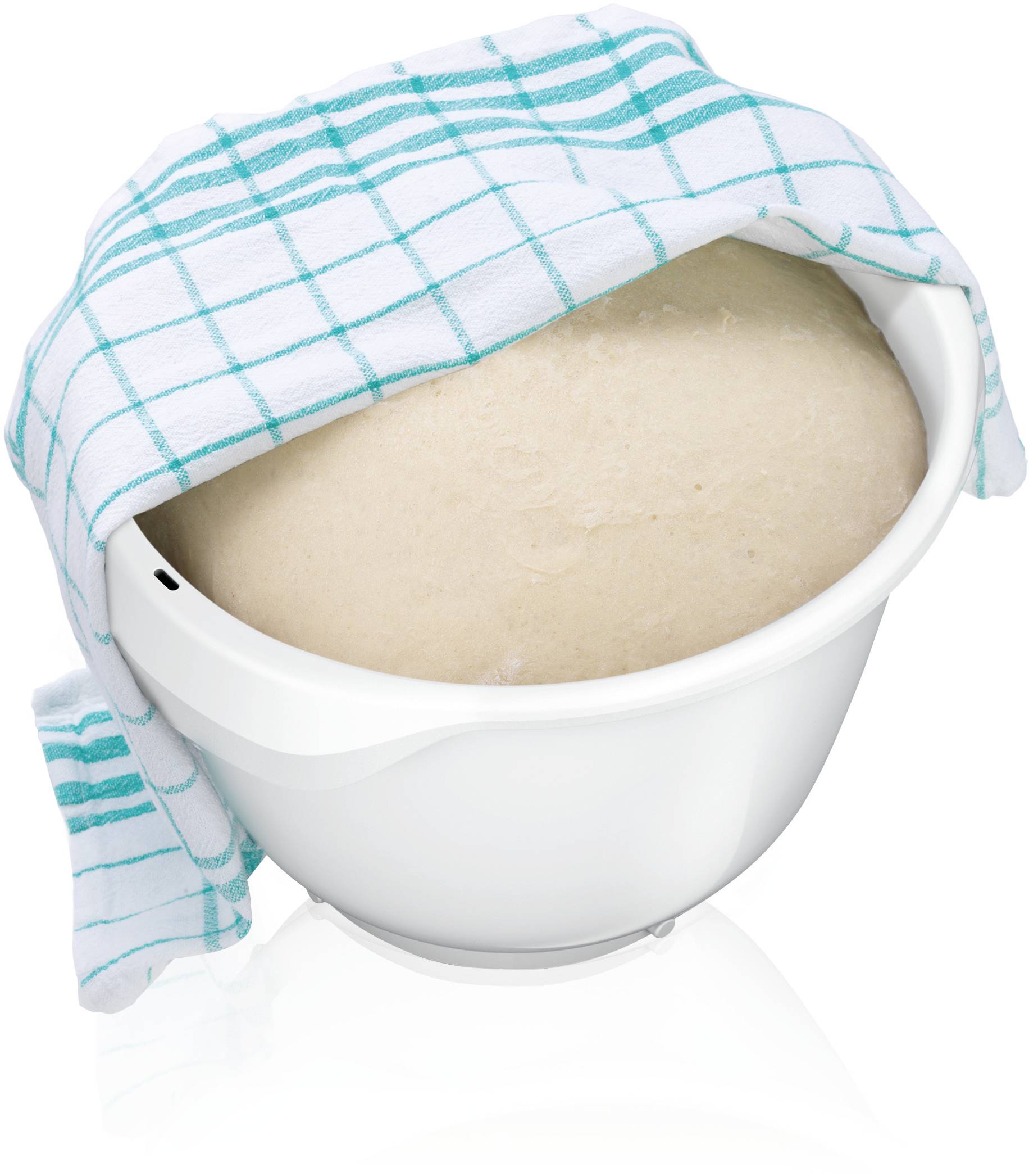 Eine Schüssel mit aufgegangenem Hefeteig, bedeckt mit einem karierten Küchentuch.