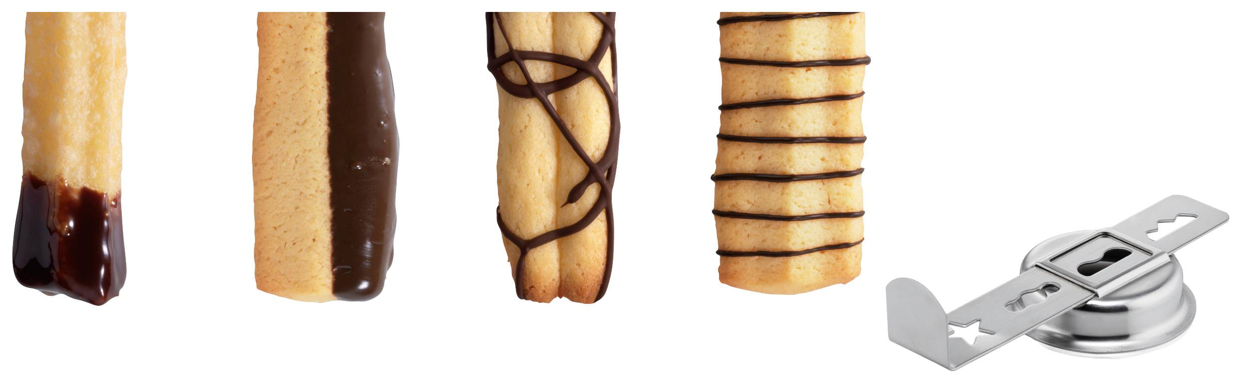 Vier Kekse mit Schokoladenüberzug neben einem silbernen Metallgerät.