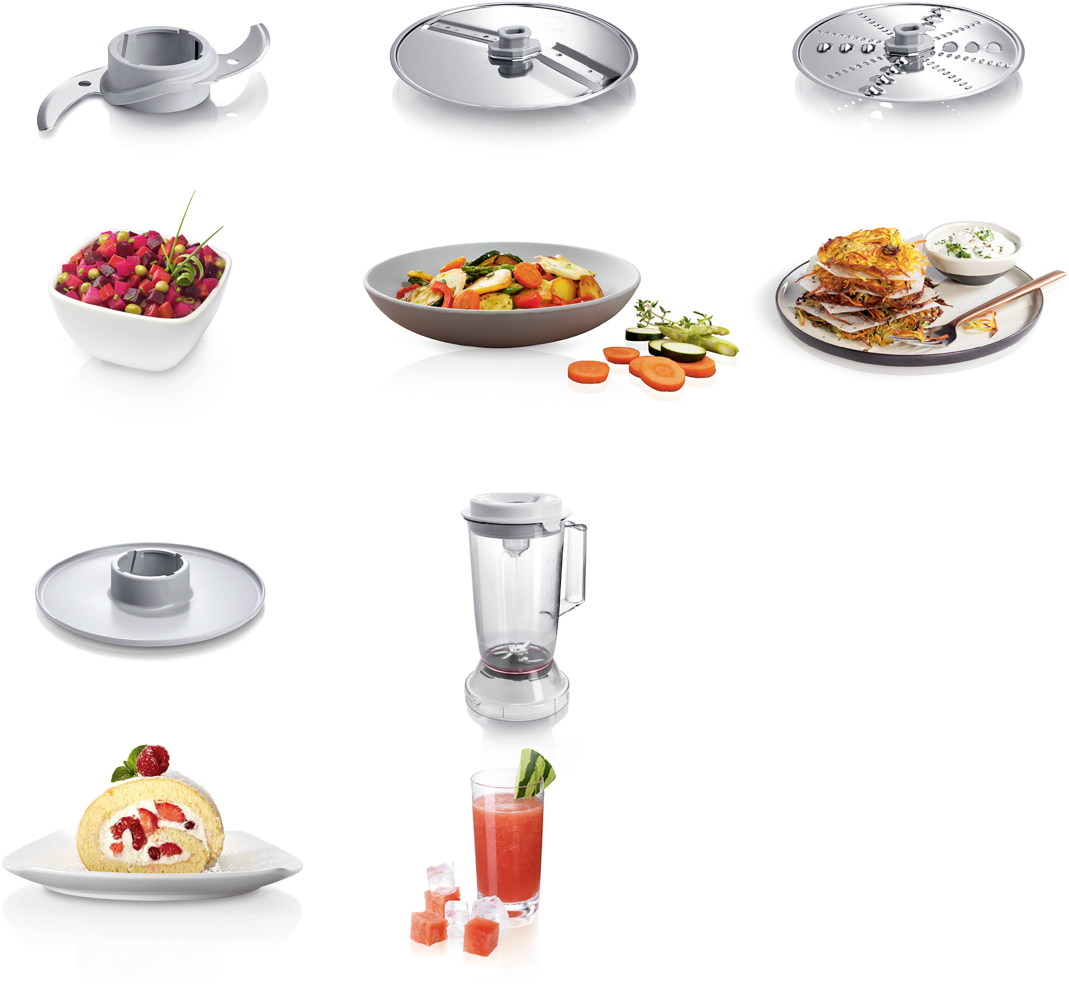 Verschiedene Küchenzubehörteile auf weißem Hintergrund, darunter ein Mixer und Aufsätze. Dekorativ mit Obst und Gerichten.