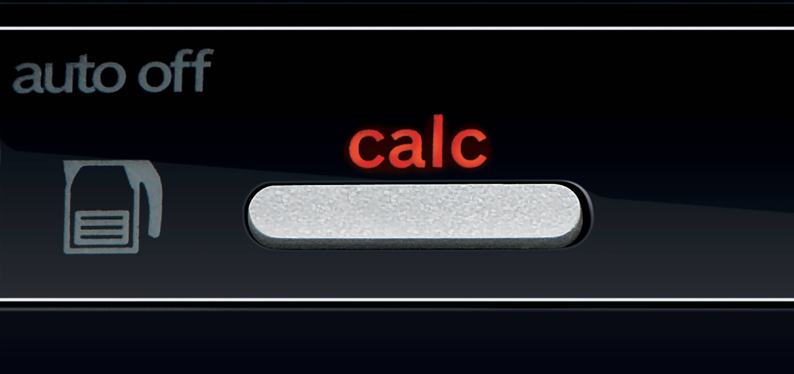 Ein Bedienfeld einer Maschine mit dem rot leuchtenden Wort 'calc' und einem Symbol zur Entkalkung. Links steht 'auto off'.