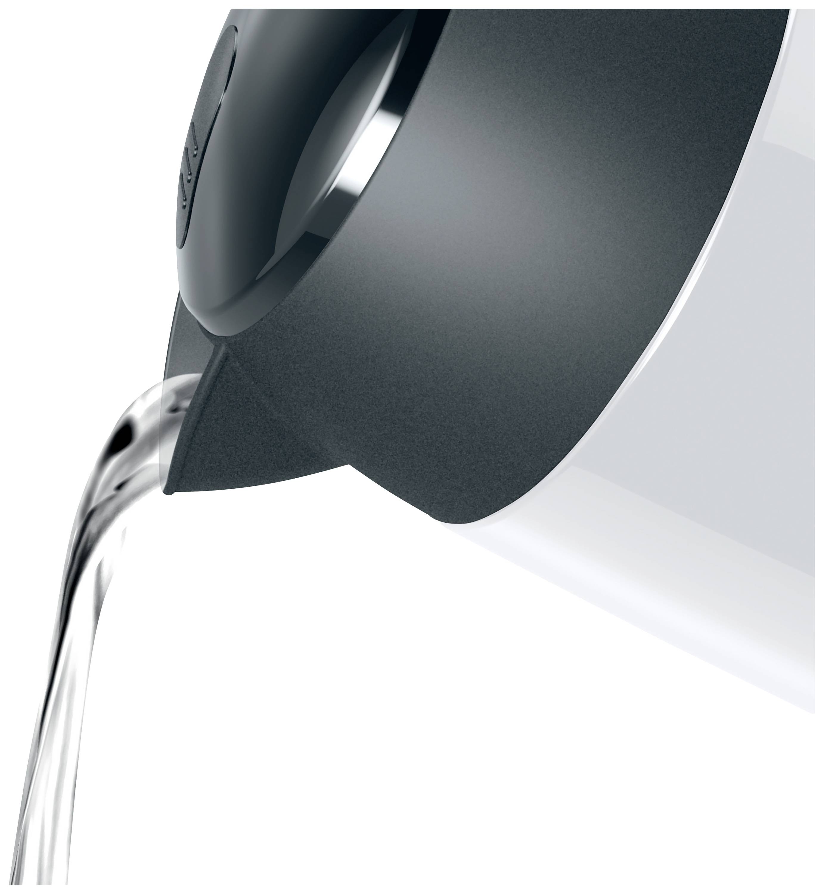 Eine Nahaufnahme eines schwarzen Wasserkochers, aus dem Wasser ausgegossen wird.