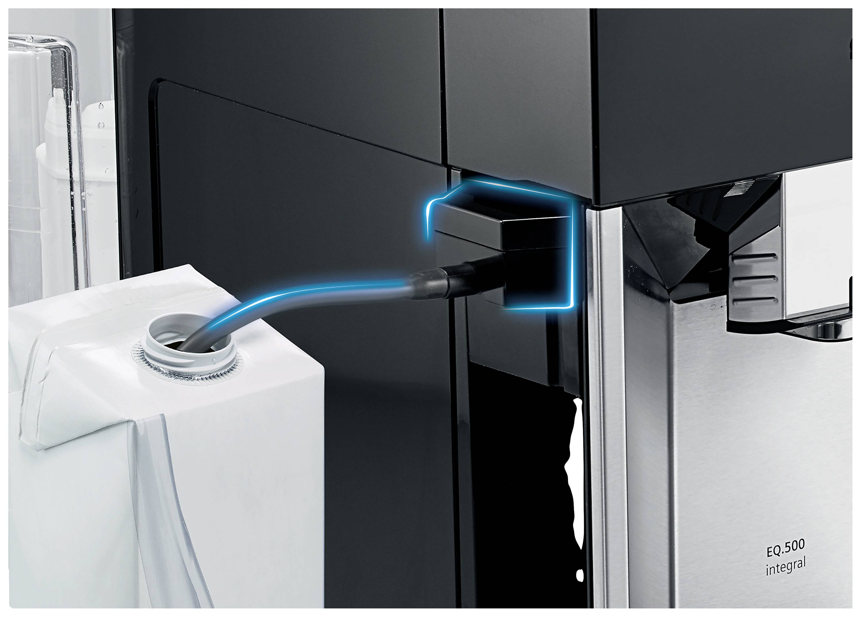 Milchbehälter ist mit einem Schlauch an eine moderne Kaffeemaschine angeschlossen. Der Schlauch leuchtet blau und befindet sich an einer Maschine mit der Aufschrift 'EQ.500'.