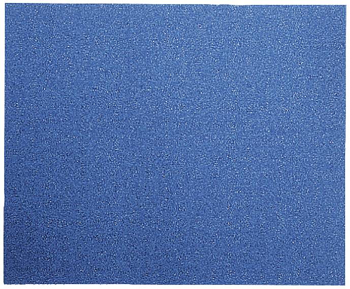 Ein rechteckiges Stück blauen Schleifpapiers mit feiner Körnung, das gleichmäßig strukturiert ist und eine matte Oberfläche hat.