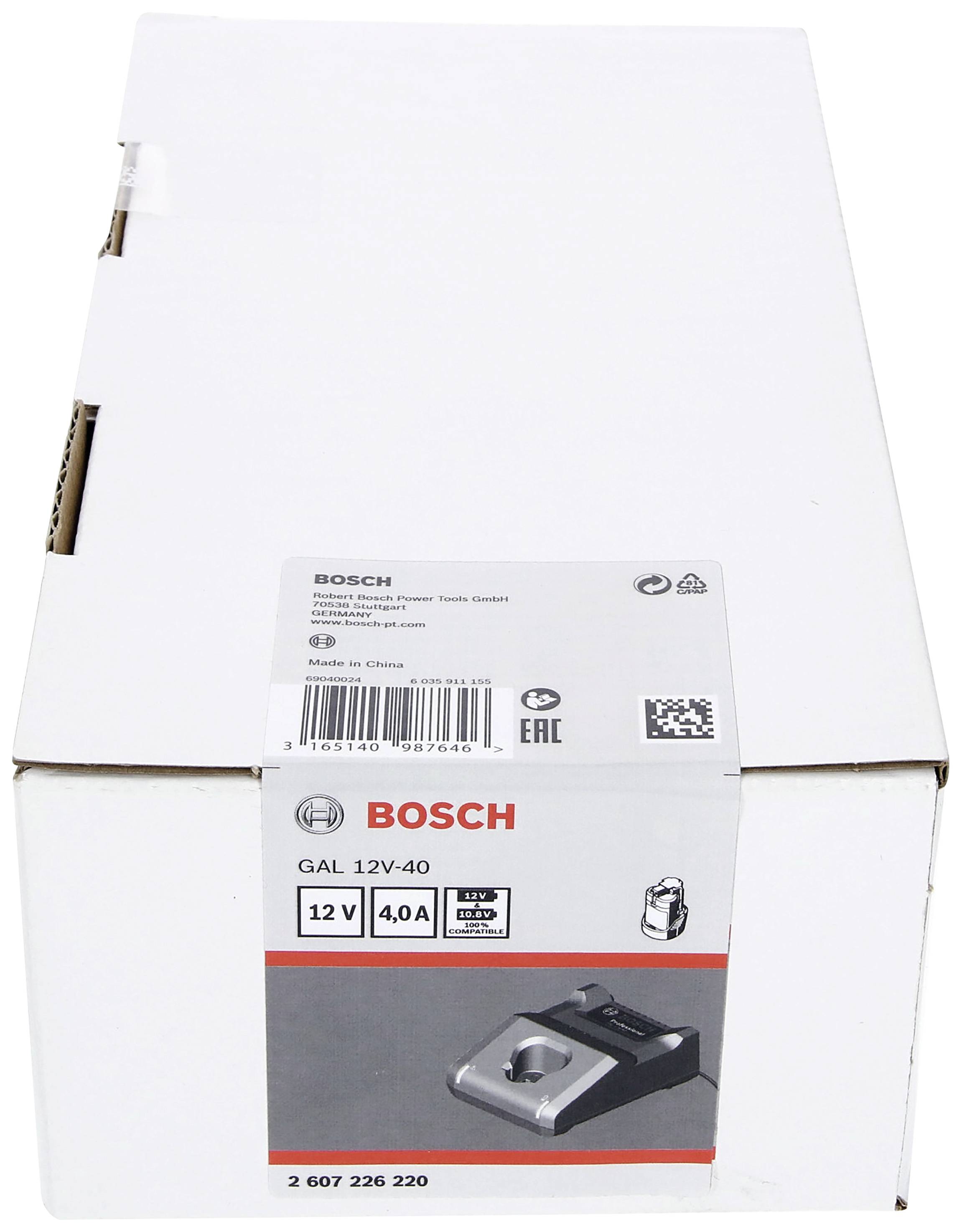 Karton mit Bosch-Ladegerät GAL 12V-40 abgebildet. Etikett zeigt '12V 4,0A'. Enthält Bild des Ladegeräts und QR-Code.
