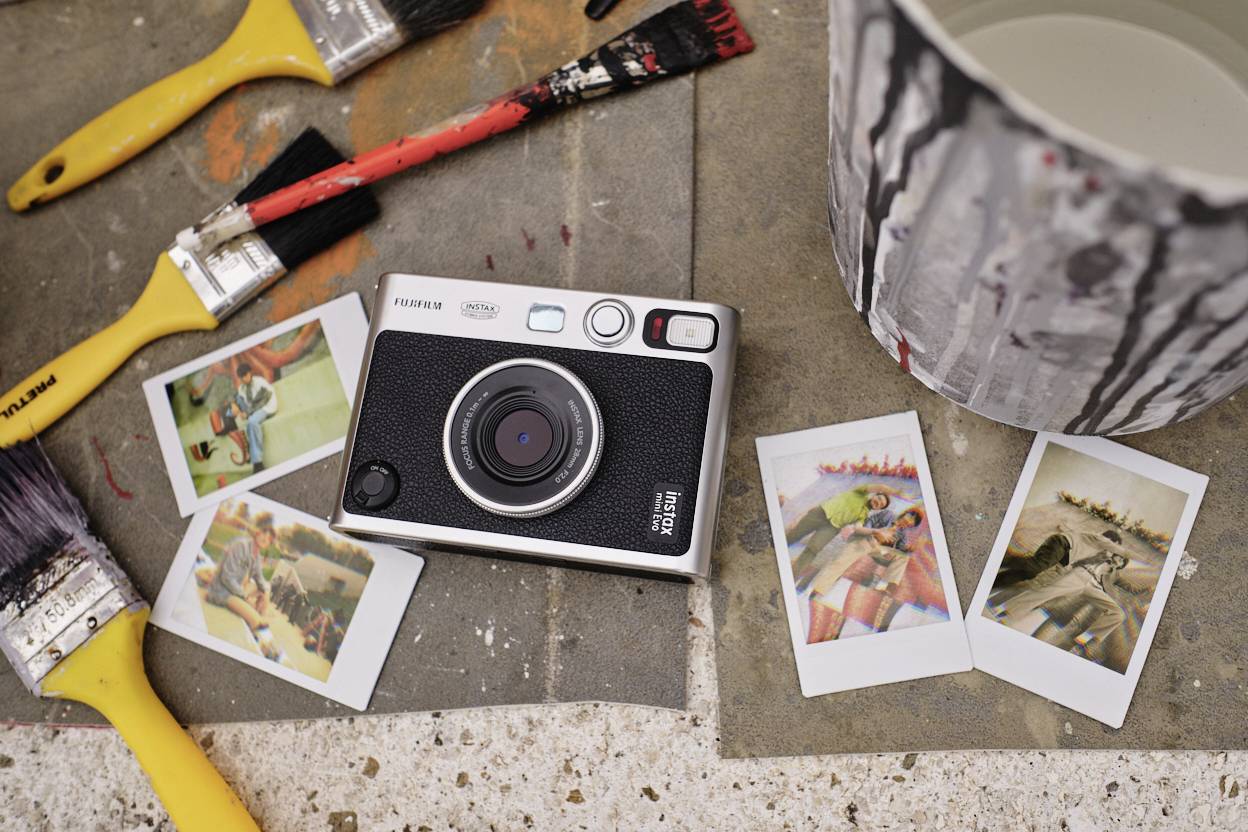 Fujifilm Instax Mini EVO Sofortbildkamera Schwarz Bluetooth, Integrierter Akku, mit eingebautem Blitz