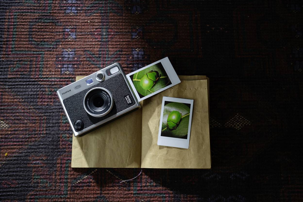 Fujifilm Instax Mini EVO EX D USB-C Sofortbildkamera Schwarz Bluetooth, Integrierter Akku, mit eingebautem Blitz