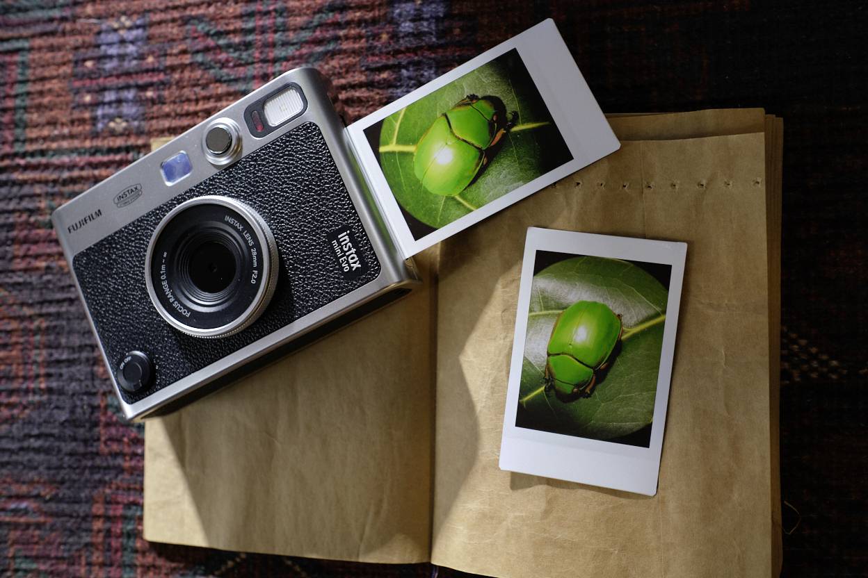 Fujifilm Instax Mini EVO Sofortbildkamera Schwarz Bluetooth, Integrierter Akku, mit eingebautem Blitz