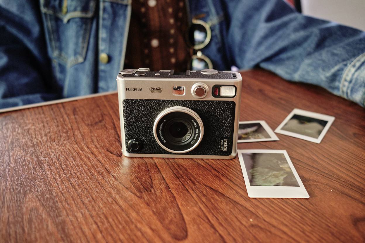 Fujifilm Instax Mini EVO EX D USB-C Sofortbildkamera Schwarz Bluetooth, Integrierter Akku, mit eingebautem Blitz