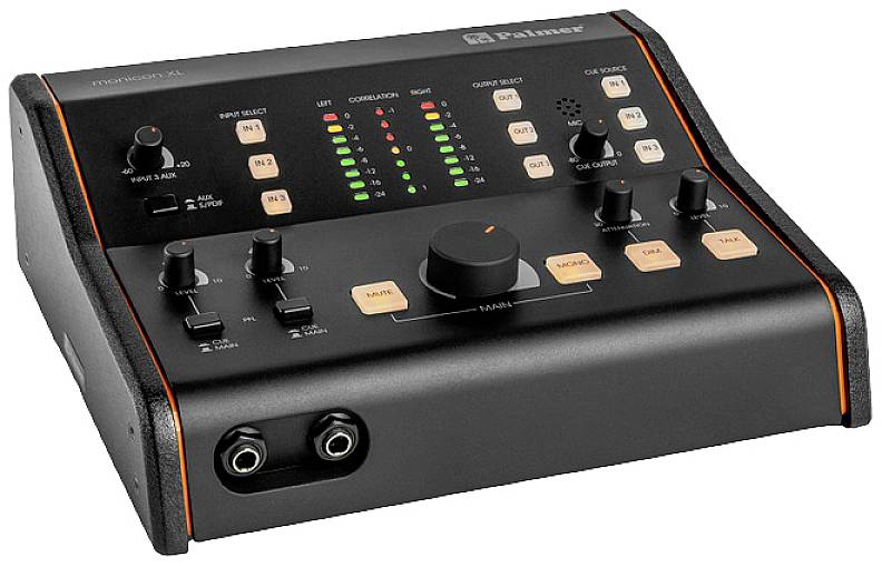 Ein Audiomischpult mit mehreren Drehknöpfen, LED-Anzeigen und Anschlussbuchsen, geeignet für Tonsteuerung und -bearbeitung.