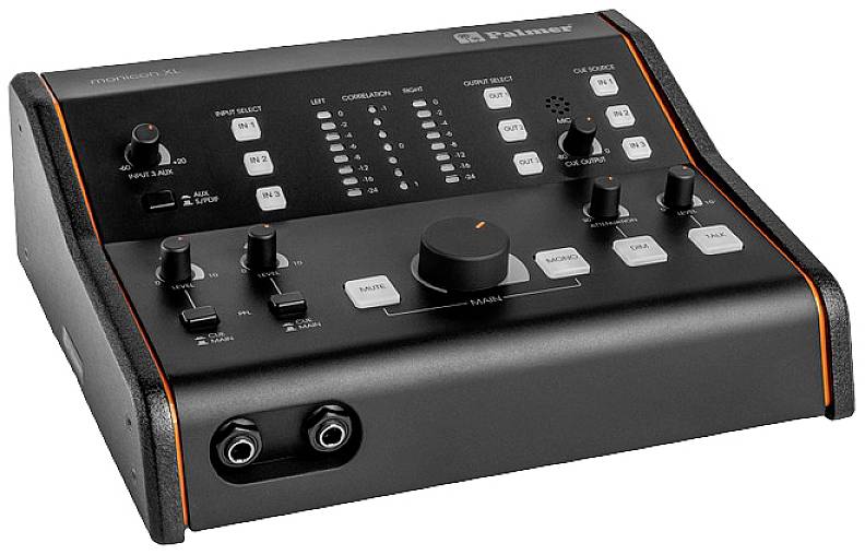 Ein schwarzer Audiomixer mit mehreren Knöpfen und Anschlüssen angezeigt. Markierungen für Lautstärkeregler und verschiedene Eingänge.