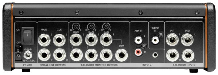 Ein Audiogerät mit mehreren Ausgängen: zweimal 'Unbal Line Outputs', dreifach 'Balanced Monitor Outputs', 'Aux In', 'SPDIF In', und 'Balanced Inputs'.