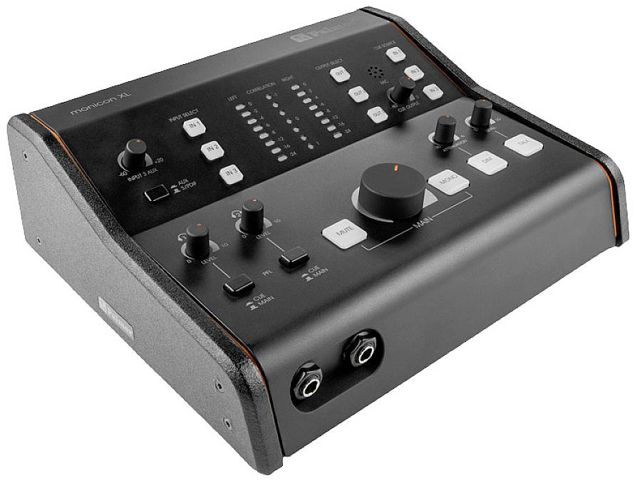 Ein schwarzes Audio-Interface mit mehreren Knöpfen und Reglern, darunter ein großer Drehknopf. Anschlüsse auf der Vorderseite.