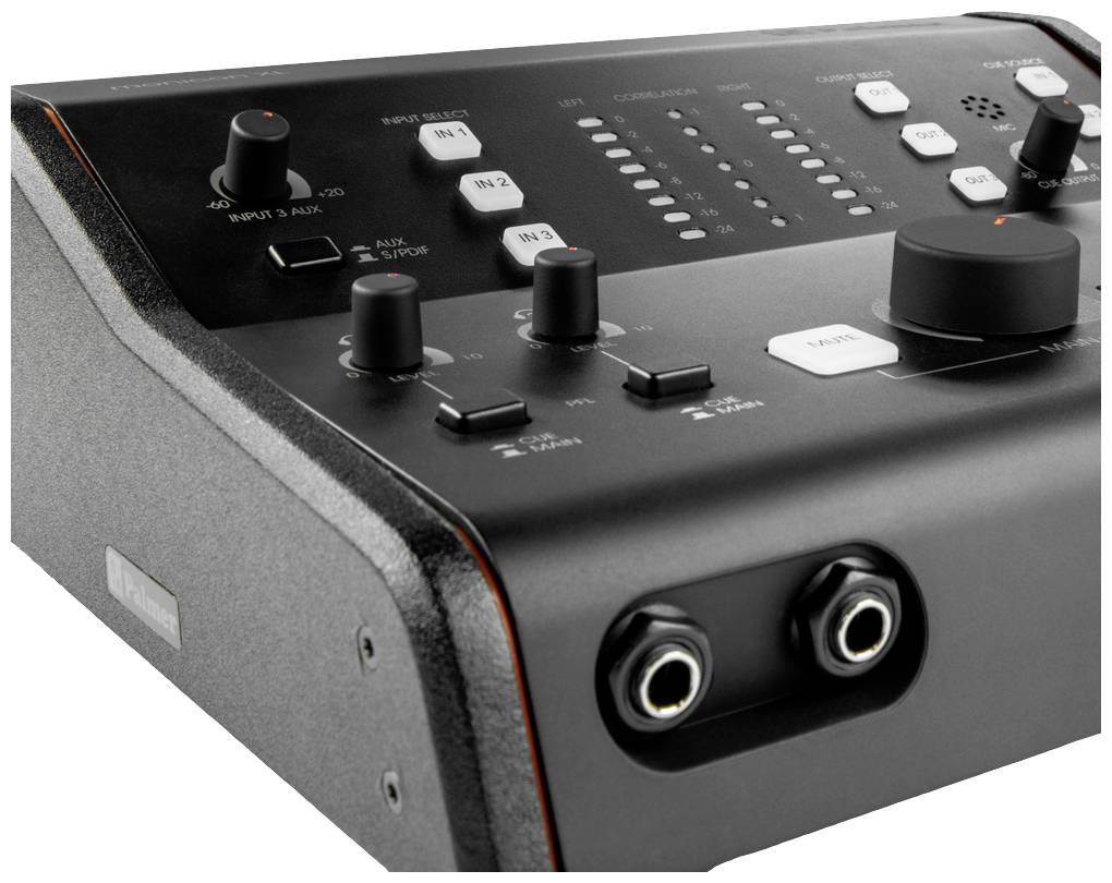 Audio-Mischpult mit mehreren Drehreglern, Tasten und Anschlüssen. Benutzerfreundliches Interface für präzise Klangsteuerung.