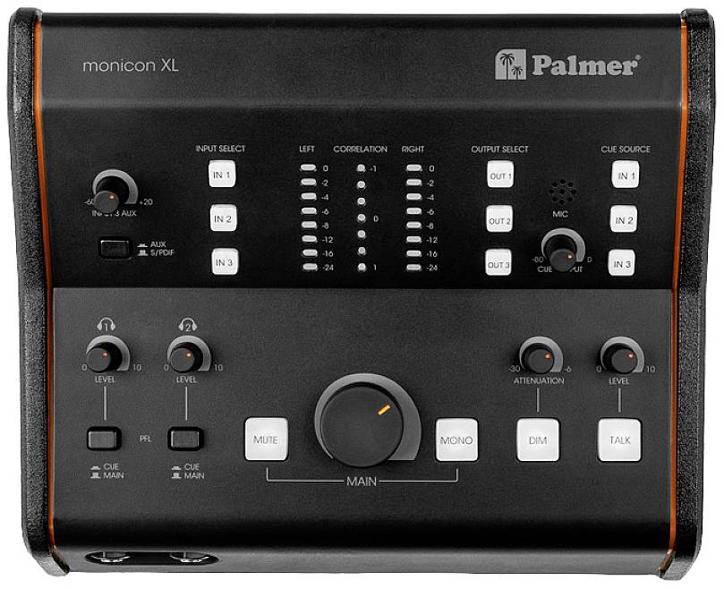 Audiosteuergerät mit Markenname, verschiedenen Eingangs- und Ausgangsoptionen, Pegelanzeigen und Reglern.