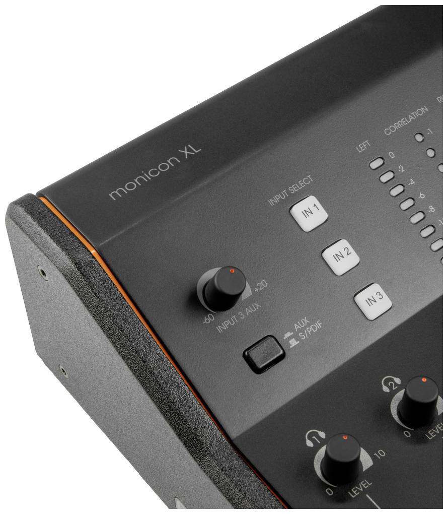 Monicon XL Audio-Interface mit Schaltknöpfen und Eingangsreglern. Hauptfarbe: Schwarz, mit weißem Text und orangen Akzenten.