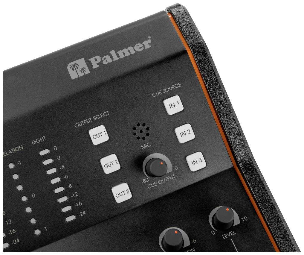 Ein schwarzes Audio-Mischpult mit grauen Knöpfen und Orangen Akzenten. Beschriftet mit 'Palmer', zeigt es Ein- und Ausgangsoptionen.