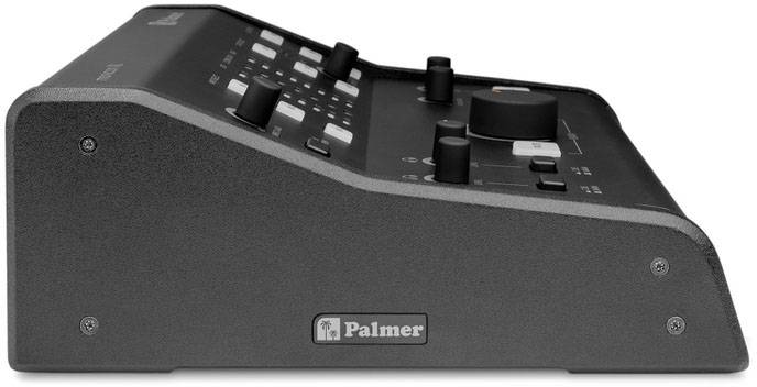 Schwarzes Audiomischpult von Palmer mit Knöpfen und Reglern, Seitenansicht.
