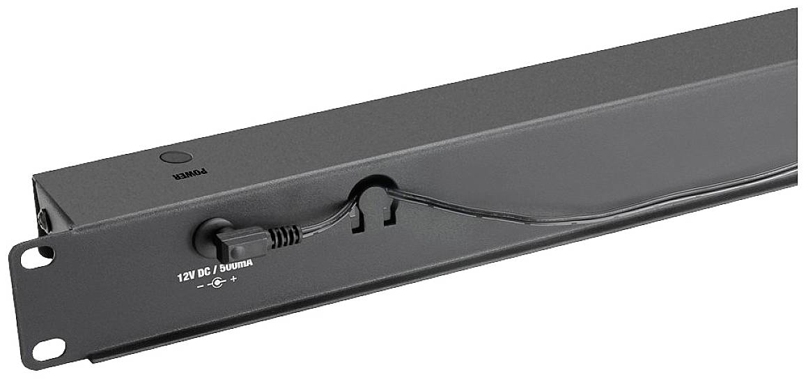Schwarze Steckdosenleiste mit einem Netzschalter und einem 12V DC Eingang, montierbar in einem Server-Rack.