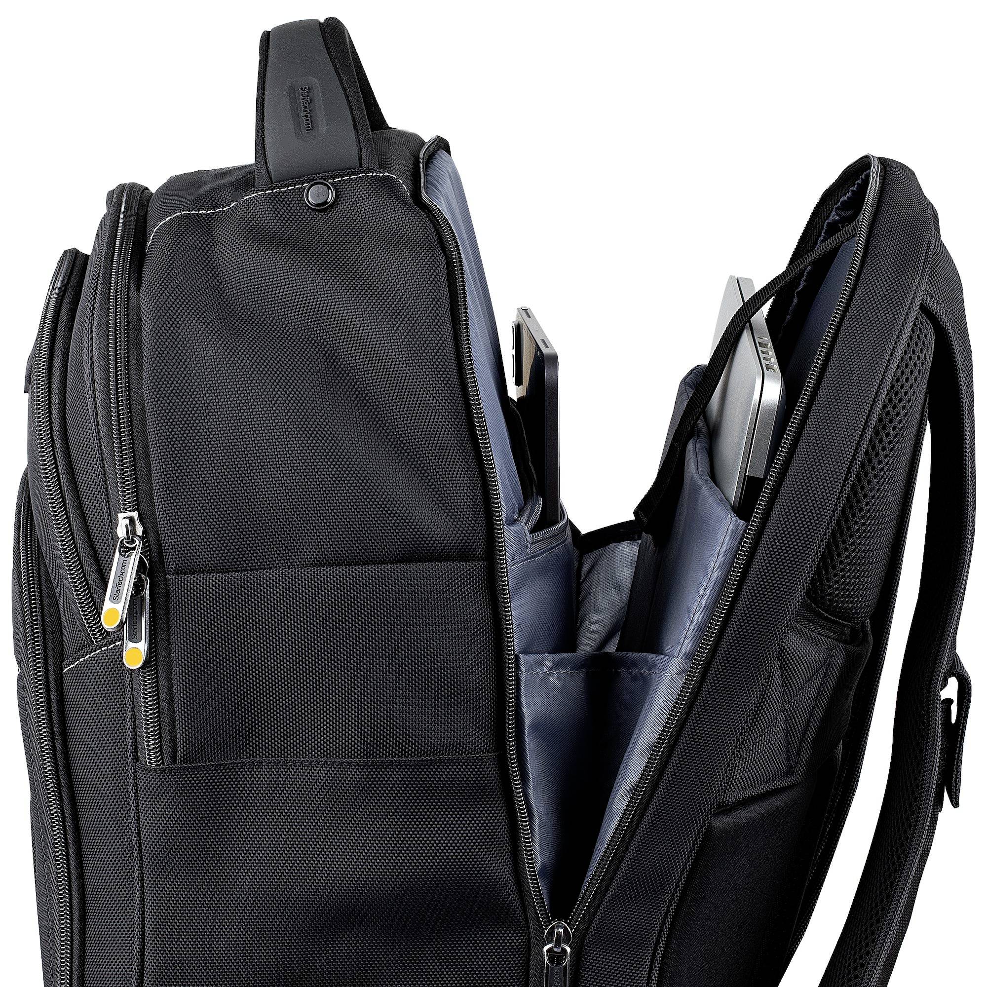 Ein geöffneter schwarzer Rucksack mit Laptop und Tablet im Hauptfach, der das Innenfutter und mehrere Fächer zeigt.