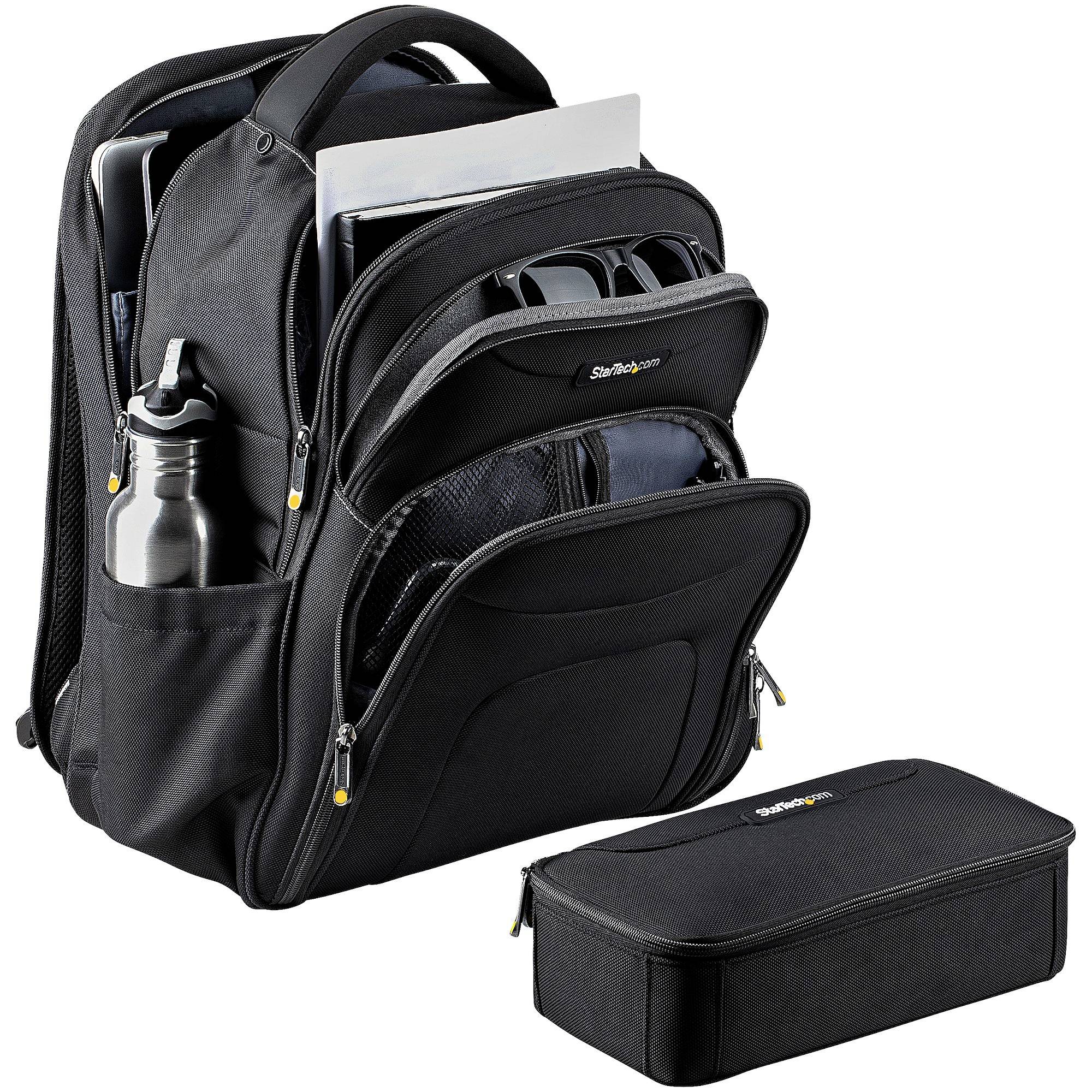 Ein schwarzer Rucksack mit mehreren Reißverschlussfächern, einer Wasserflasche in der Seitentasche und einem kleinen separaten Etui. Ideal für Organisation und Transport von Laptop und Zubehör.