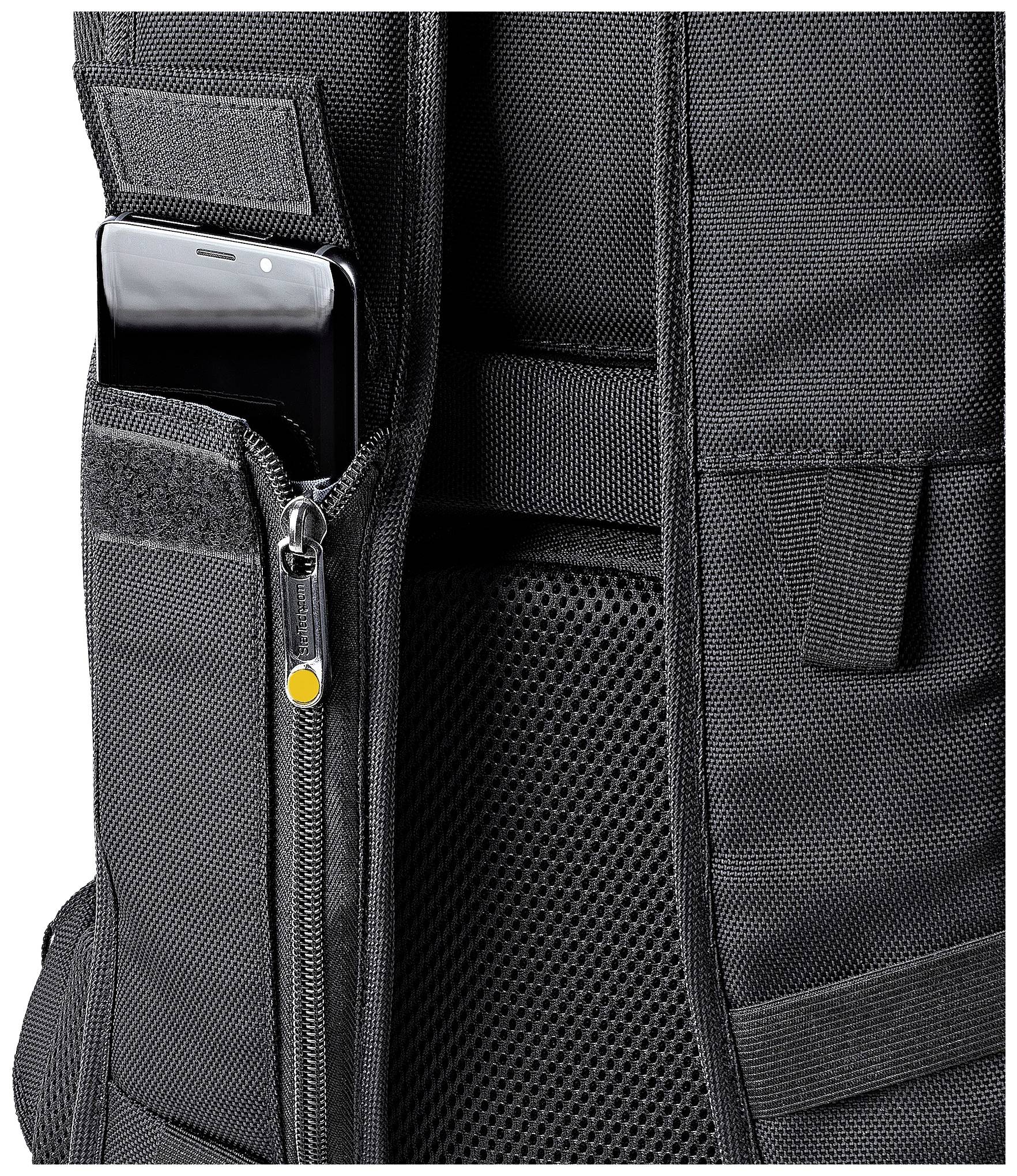 Schwarzer Rucksack mit einer seitlichen Reißverschlusstasche, in der ein Smartphone steckt. Taschenmaterial ist robust und gepolstert.