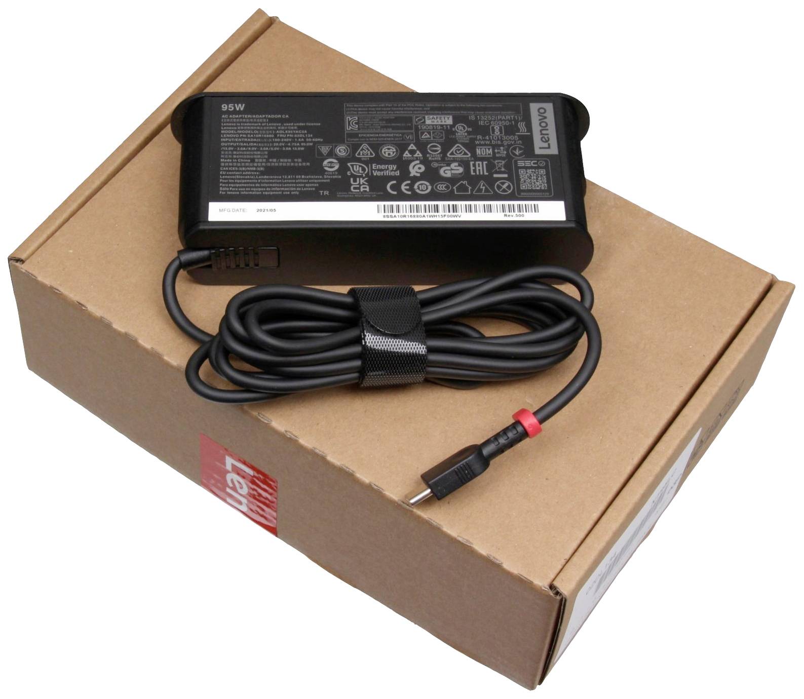 Netzteil mit Kabel auf einer Pappverpackung. Es handelt sich um ein Lenovo-Ladegerät.