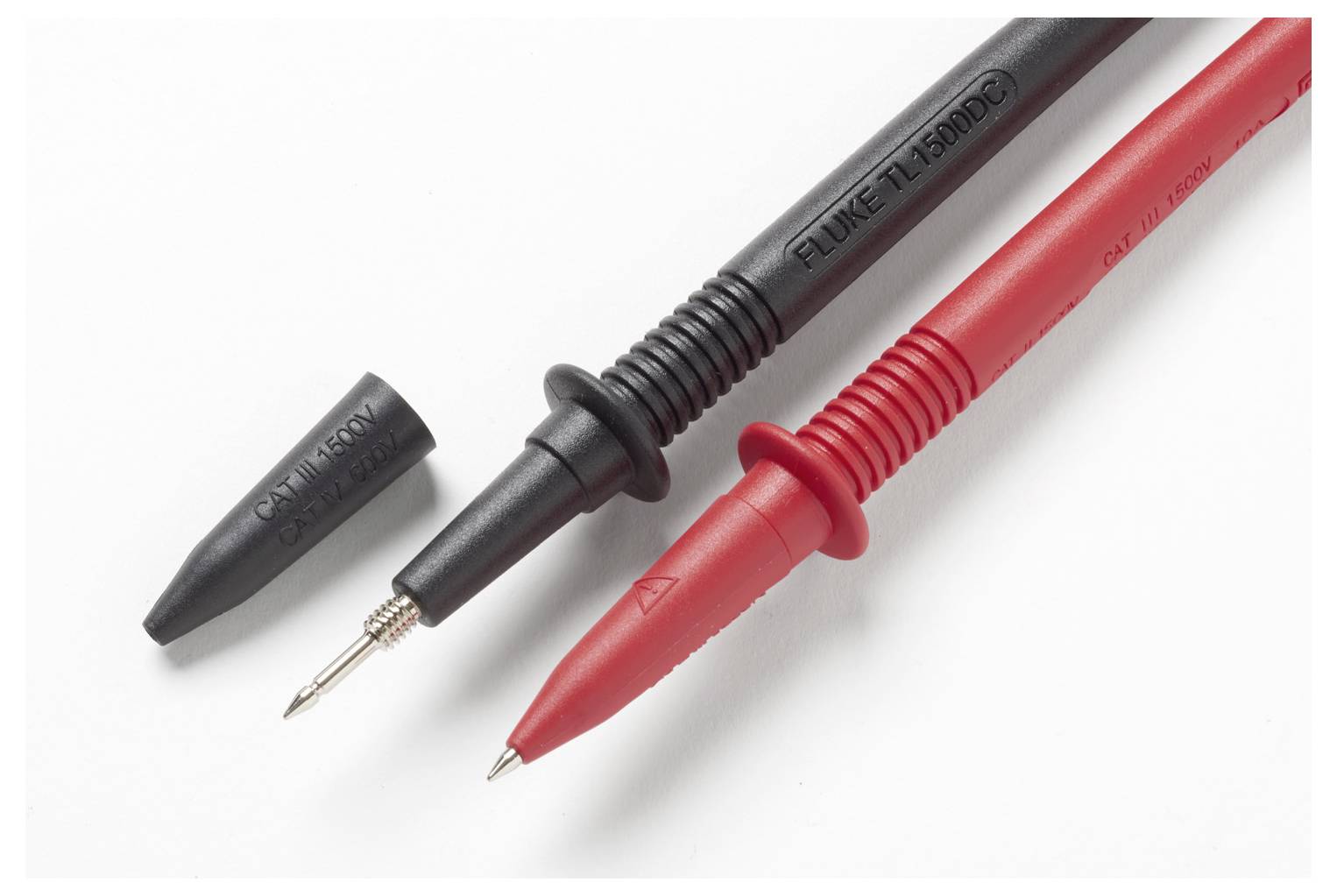 Schwarze und rote Multimeter-Testspitzen auf weißem Hintergrund. Die schwarze Spitze hat eine abnehmbare Kappe.