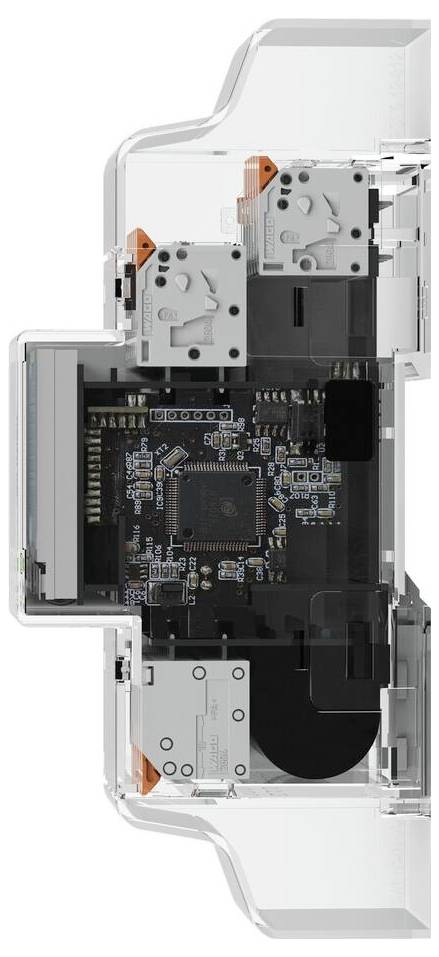 Ein elektronisches Gerät mit einer transparenten Abdeckung zeigt interne Schaltkreise und Anschlüsse. Es sind Steuerungselemente sichtbar.