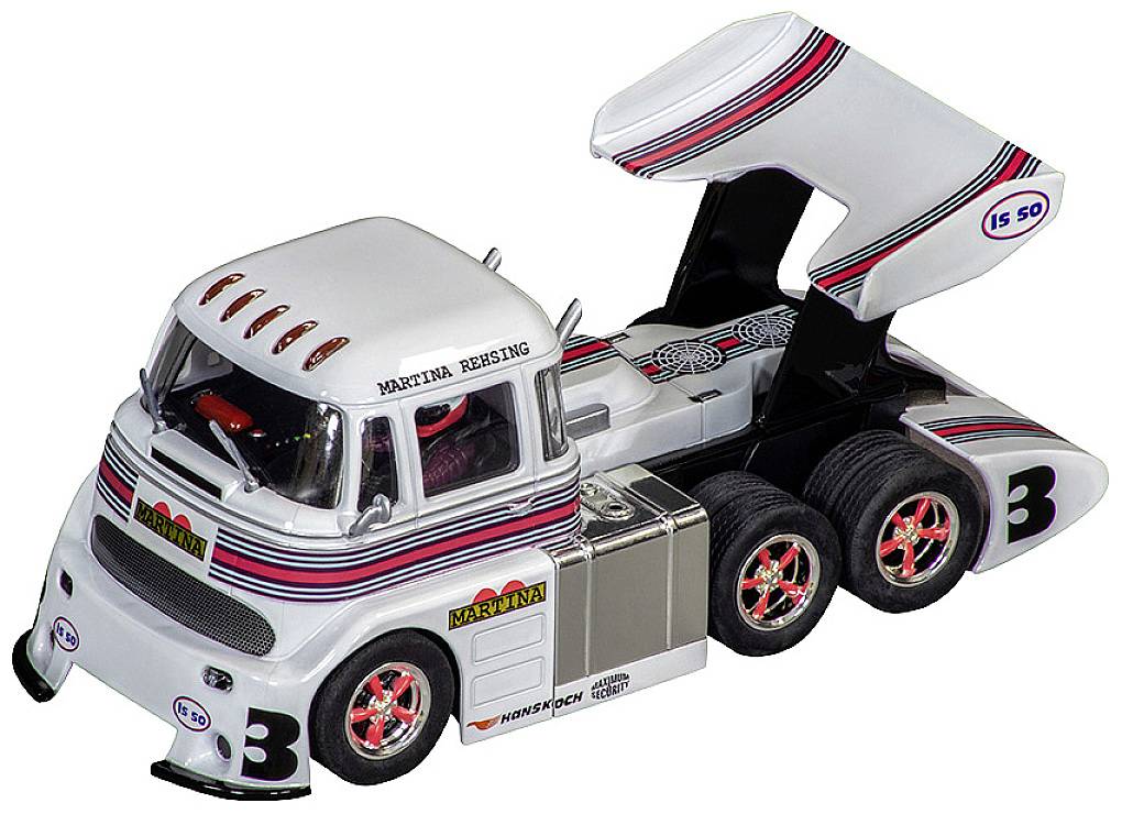 Miniaturmodell eines weißen, futuristischen Trucks mit roten Akzenten und Logo 'Martini Racing'. Hat sechs Räder und einen großen Spoiler.