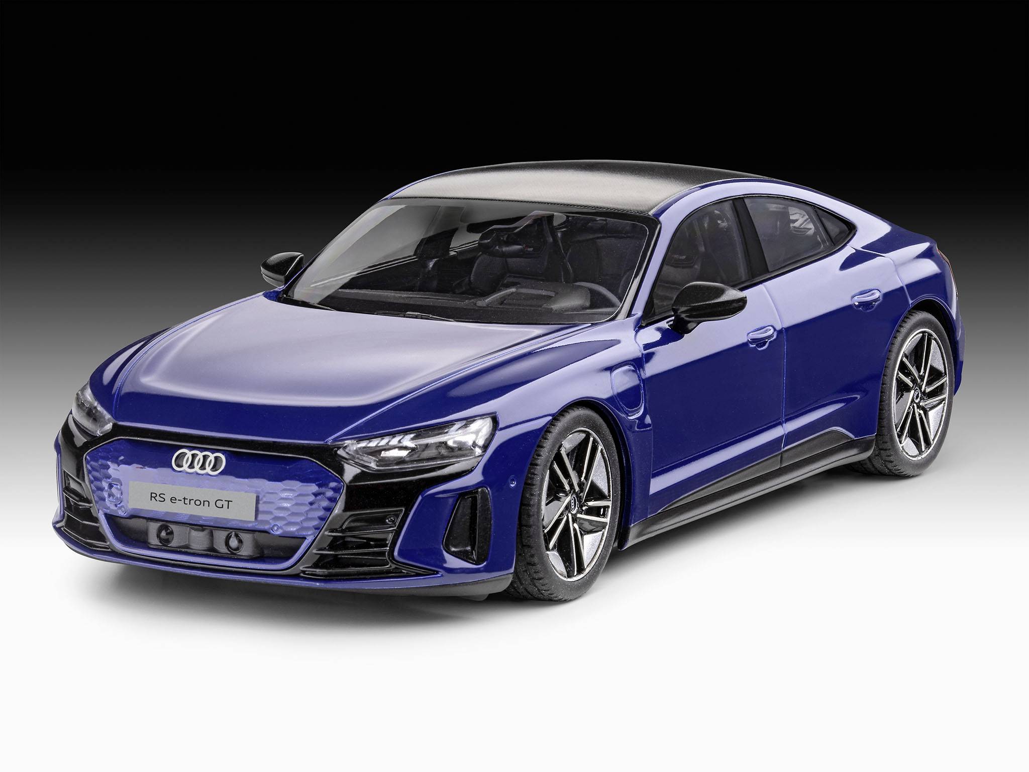 Ein blaues Auto, Modell Audi RS e-tron GT, steht seitlich auf grauem Hintergrund. Es zeigt ein elegantes und sportliches Design.
