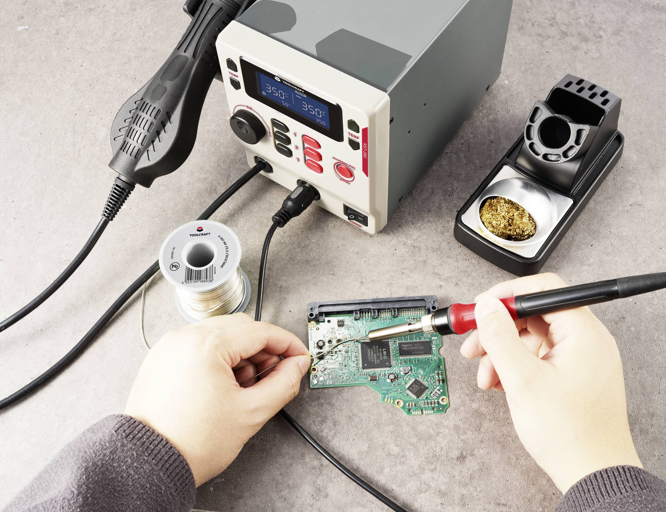 Eine Person lötet mit einem Lötkolben an einer grünen Leiterplatte. Auf dem Tisch liegt Lötzinn und eine Lötstation.