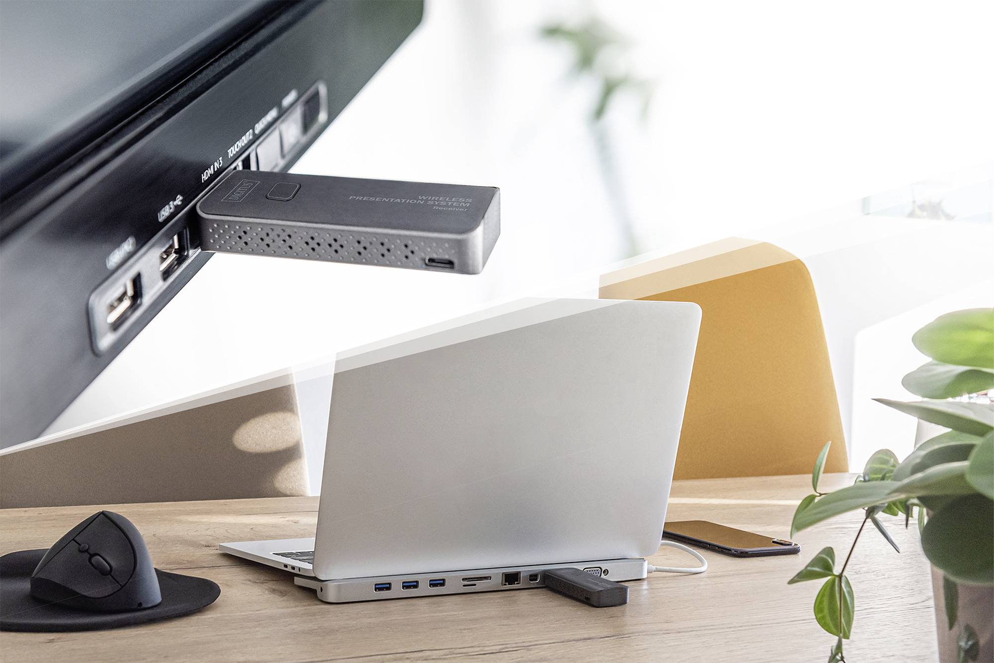 Eine Person streamt Inhalte von einem Smartphone auf einen Fernseher. Ein HDMI-Dongle wird daneben gezeigt, der kabellose Verbindung ermöglicht.