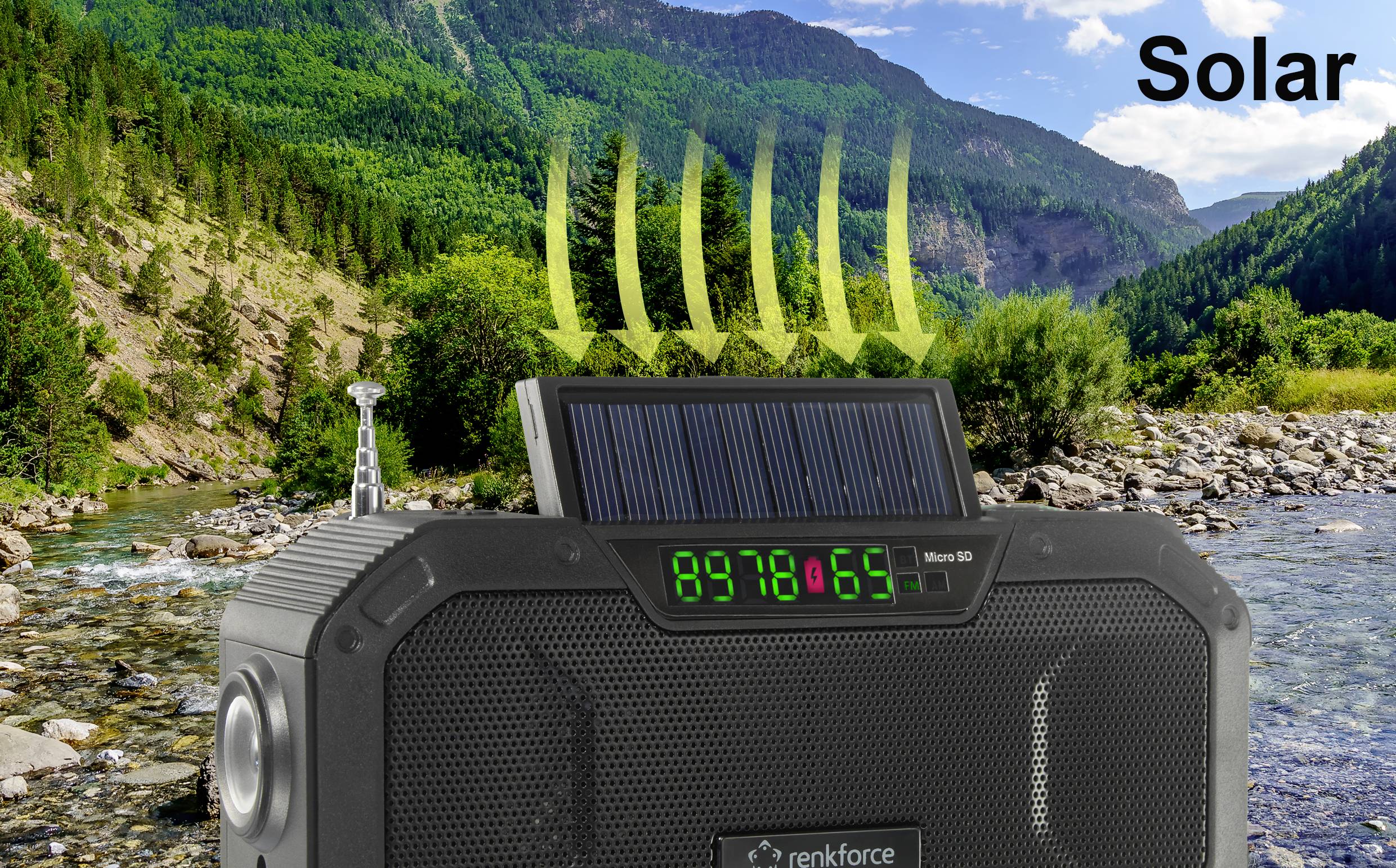 Solarbetriebenes Radio in einer Berglandschaft. Digitale Anzeige zeigt Frequenz an.