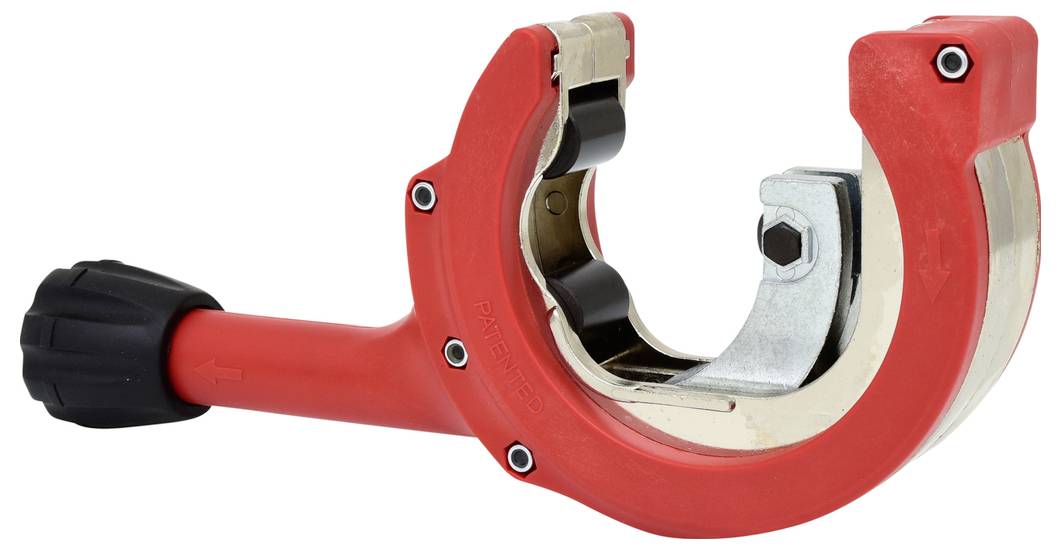 Rotes Rohrschneidwerkzeug aus Metall und Kunststoff, zum Schneiden von Rohren unterschiedlicher Größe.