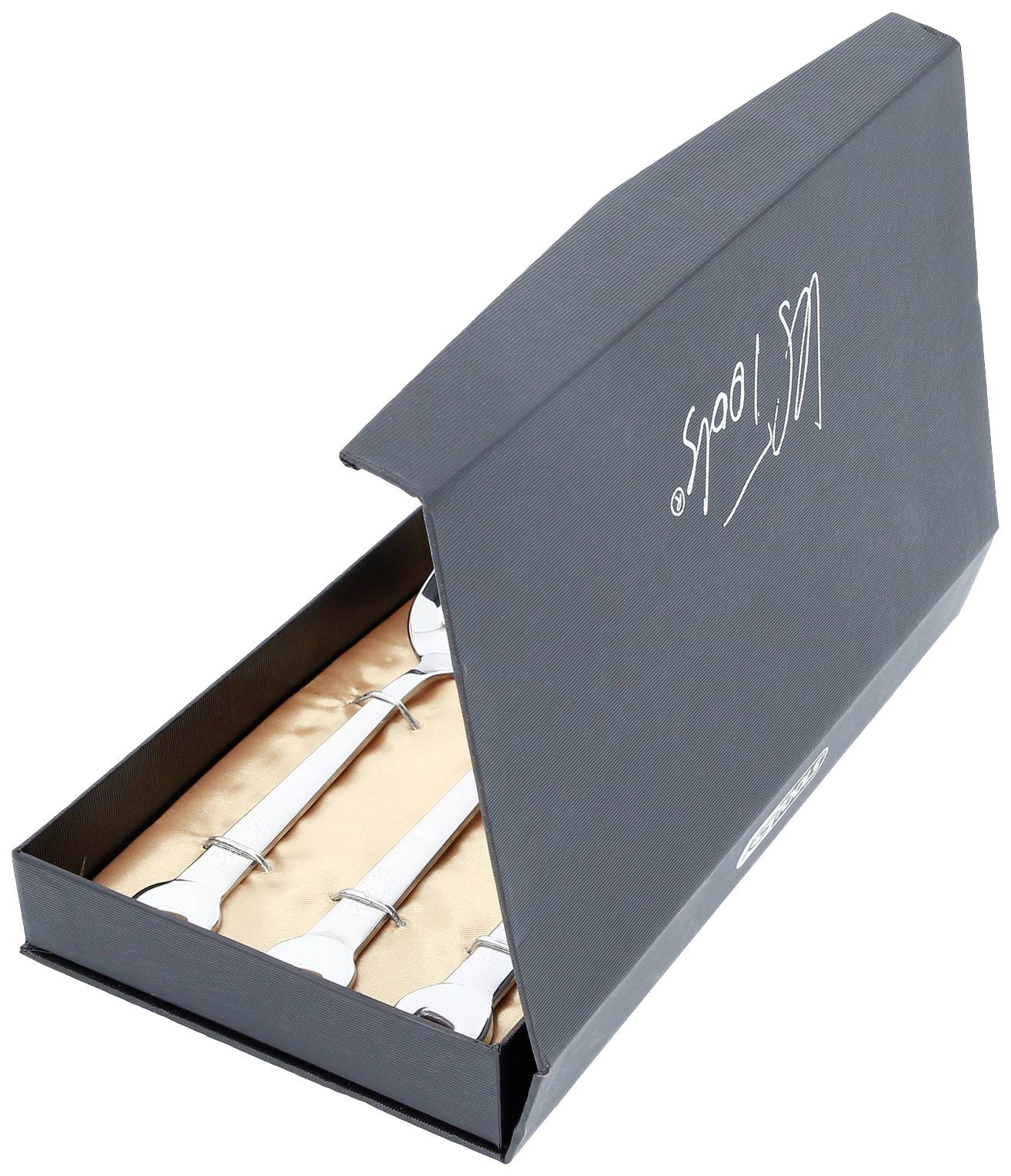 Eine geöffnete schwarze Box mit drei silbernen Schraubenschlüsseln auf einem goldfarbenen Stoff. Die Box zeigt den Schriftzug 'KS Tools'.