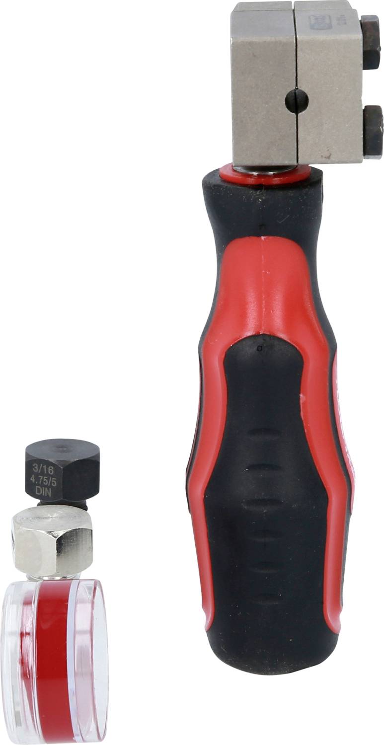 Handwerkzeug mit schwarzem und rotem Griff, Metallkopf und Zubehörteilen. Geeignet zum Schneiden oder Abschneiden von Materialien.