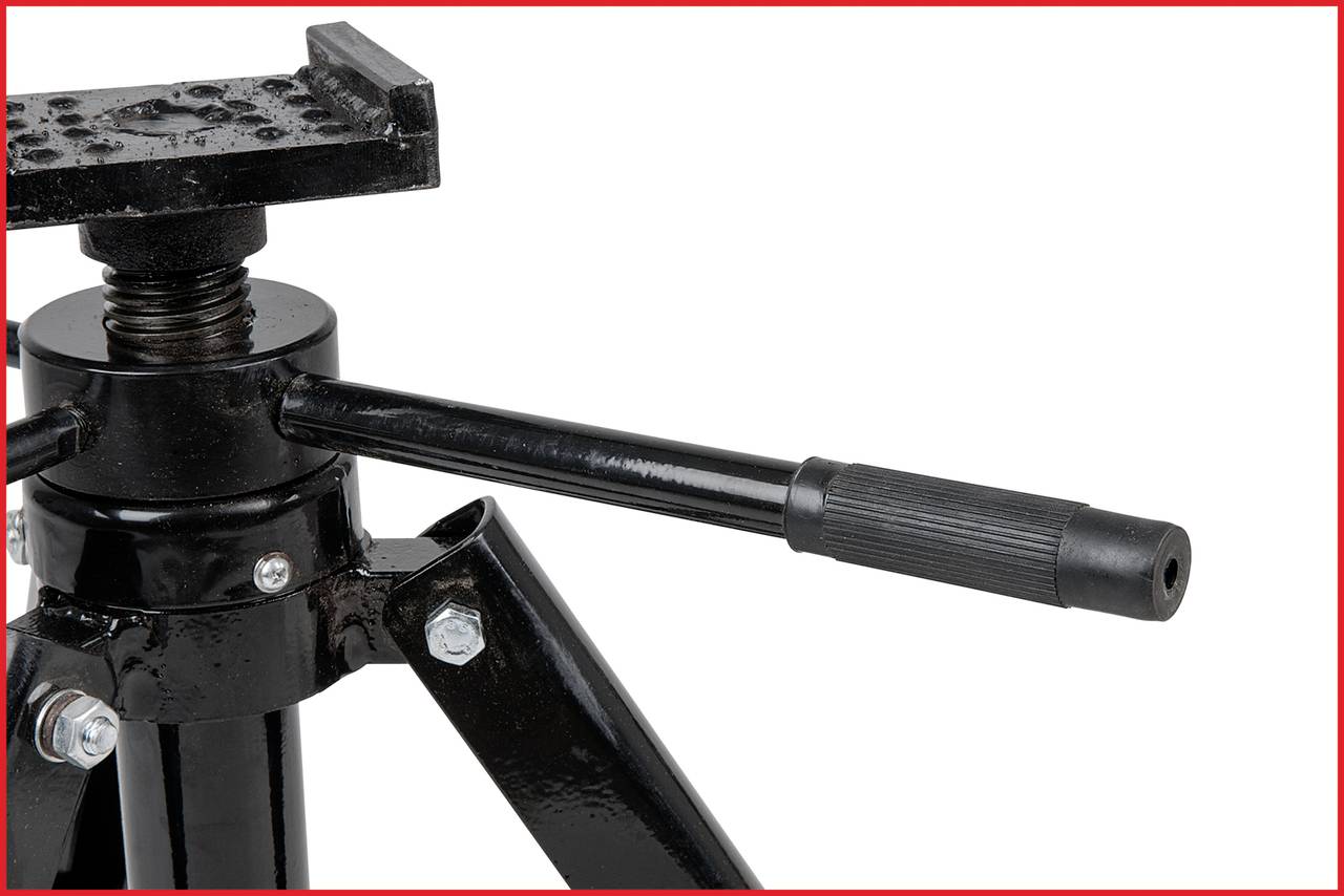 Schwarzer Ständer mit langer Kurbel, vermutlich mechanische Vorrichtung oder Wagenheber, in Nahaufnahme, vor weißem Hintergrund.