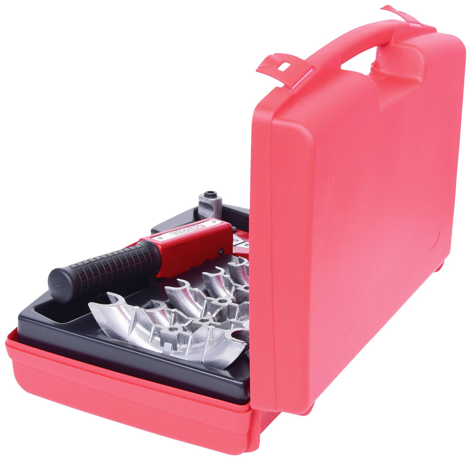 Ein roter Werkzeugkoffer, teilweise offen, zeigt einen Gummihammer und mehrere metallische Autoteile im Inneren.