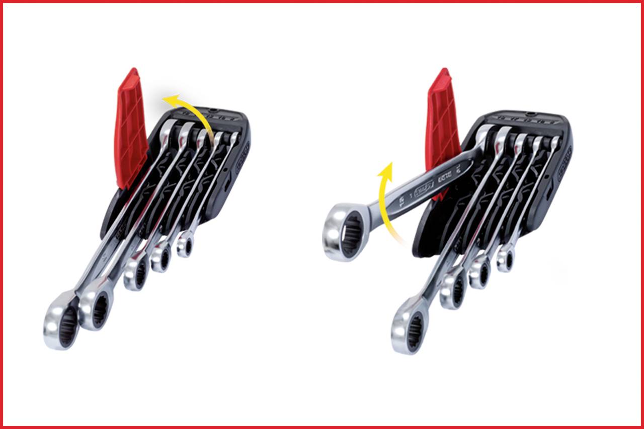 Zwei Sätze Schraubenschlüssel mit roter Halterung; einer zeigt das Entfernen eines Schlüssels, der andere zeigt Schlüssel im Halter.