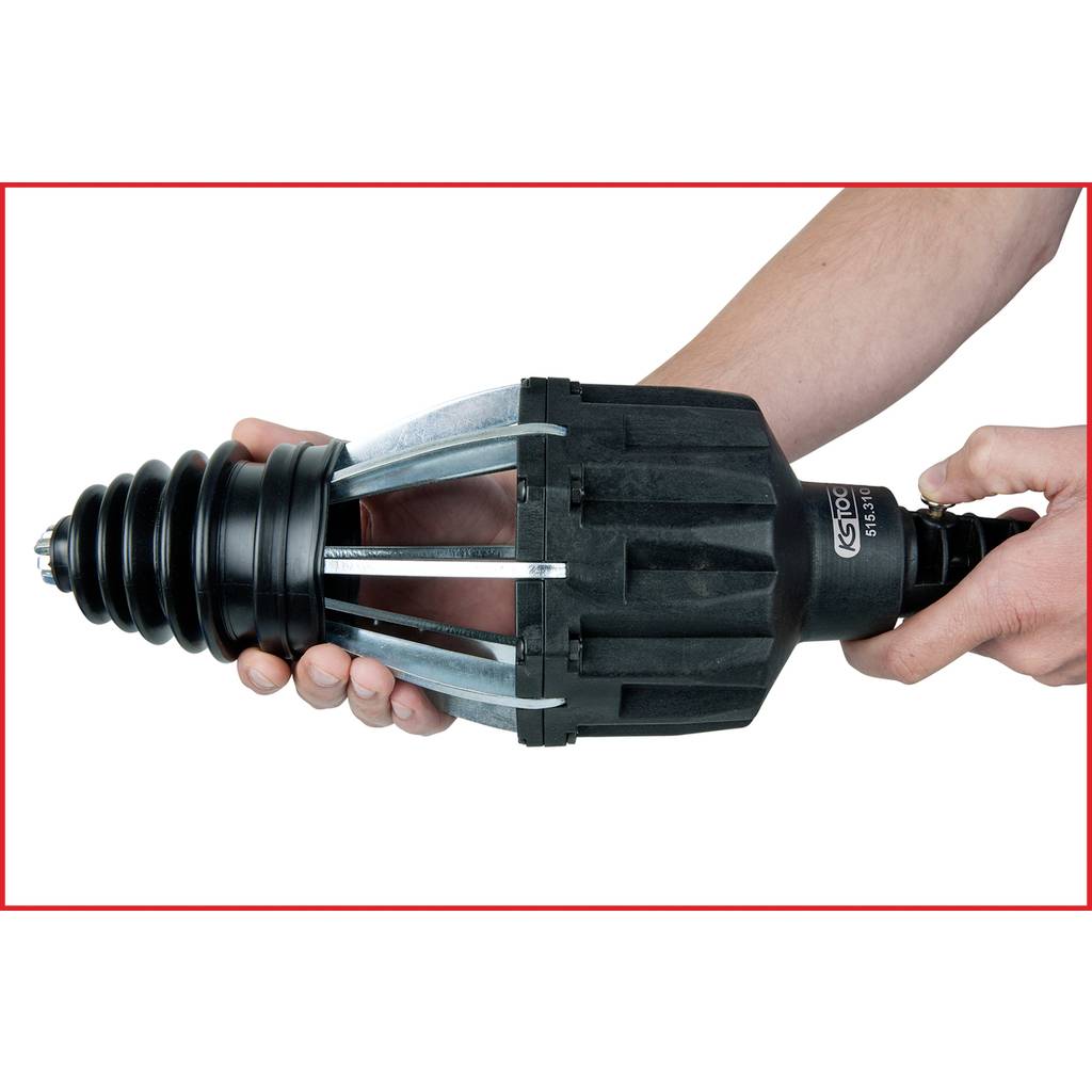 Eine Person hält ein mechanisches Gerät mit akkordeonartigen Abschnitten und einem Griff, was auf ein Werkzeug oder eine Komponente für industrielle Zwecke hindeutet.