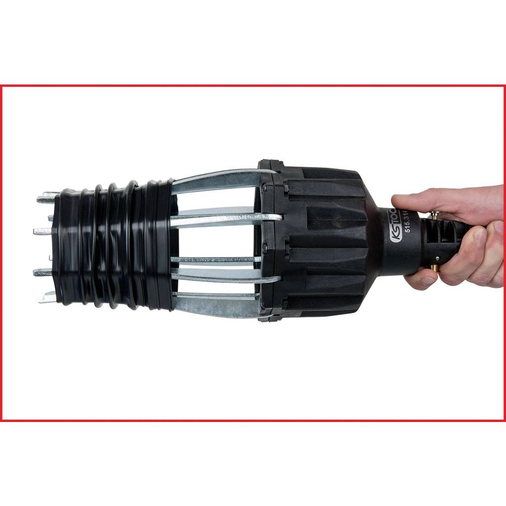 Eine Person, die ein schwarzes, zylindrisches mechanisches Werkzeug mit Metallstangen und einem gerillten Gummiabschnitt hält, das zum Klemmen oder Befestigen verwendet wird.