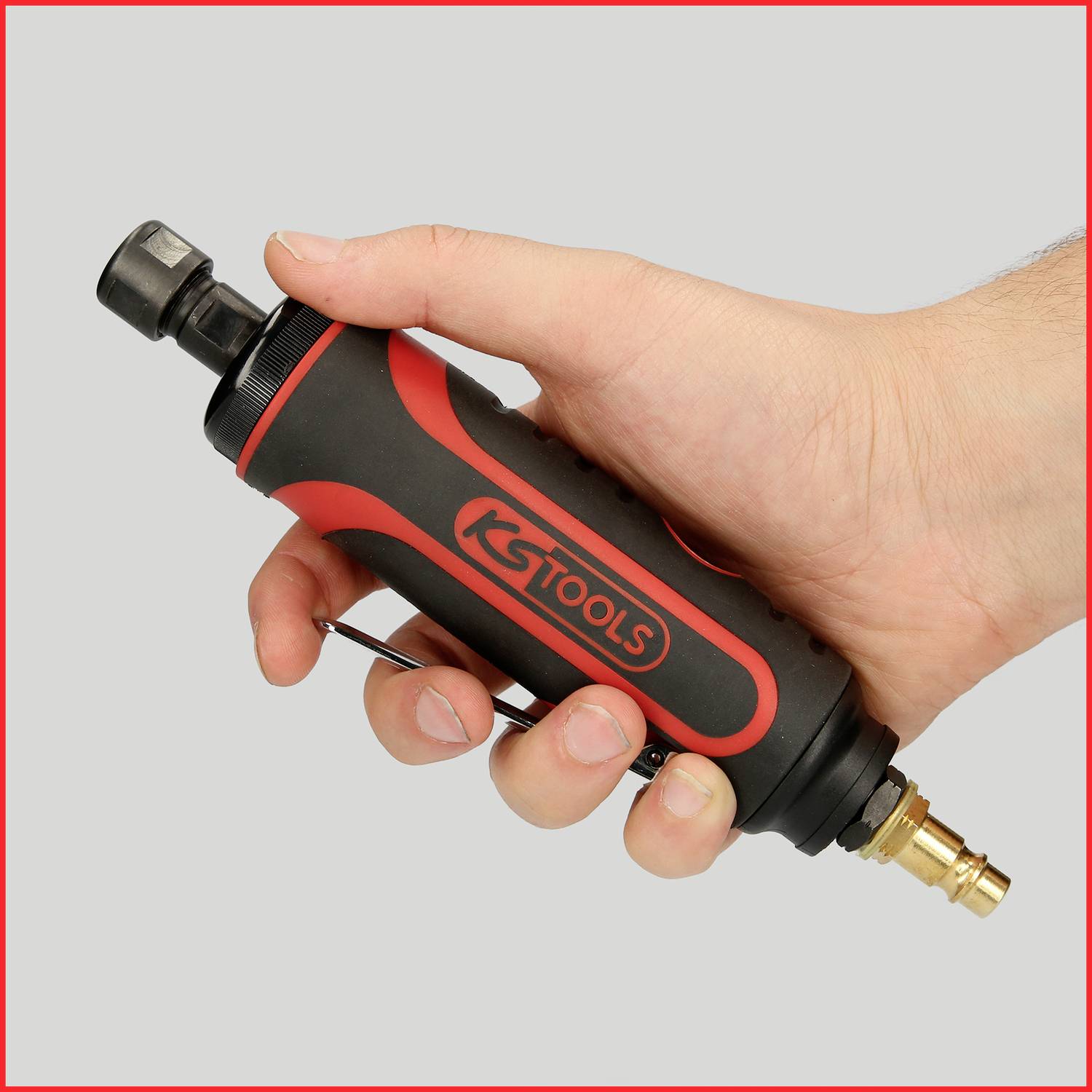 Eine Hand hält ein rot-schwarzes Druckluftwerkzeug der Marke 'KS Tools', bereit zum Einsatz.