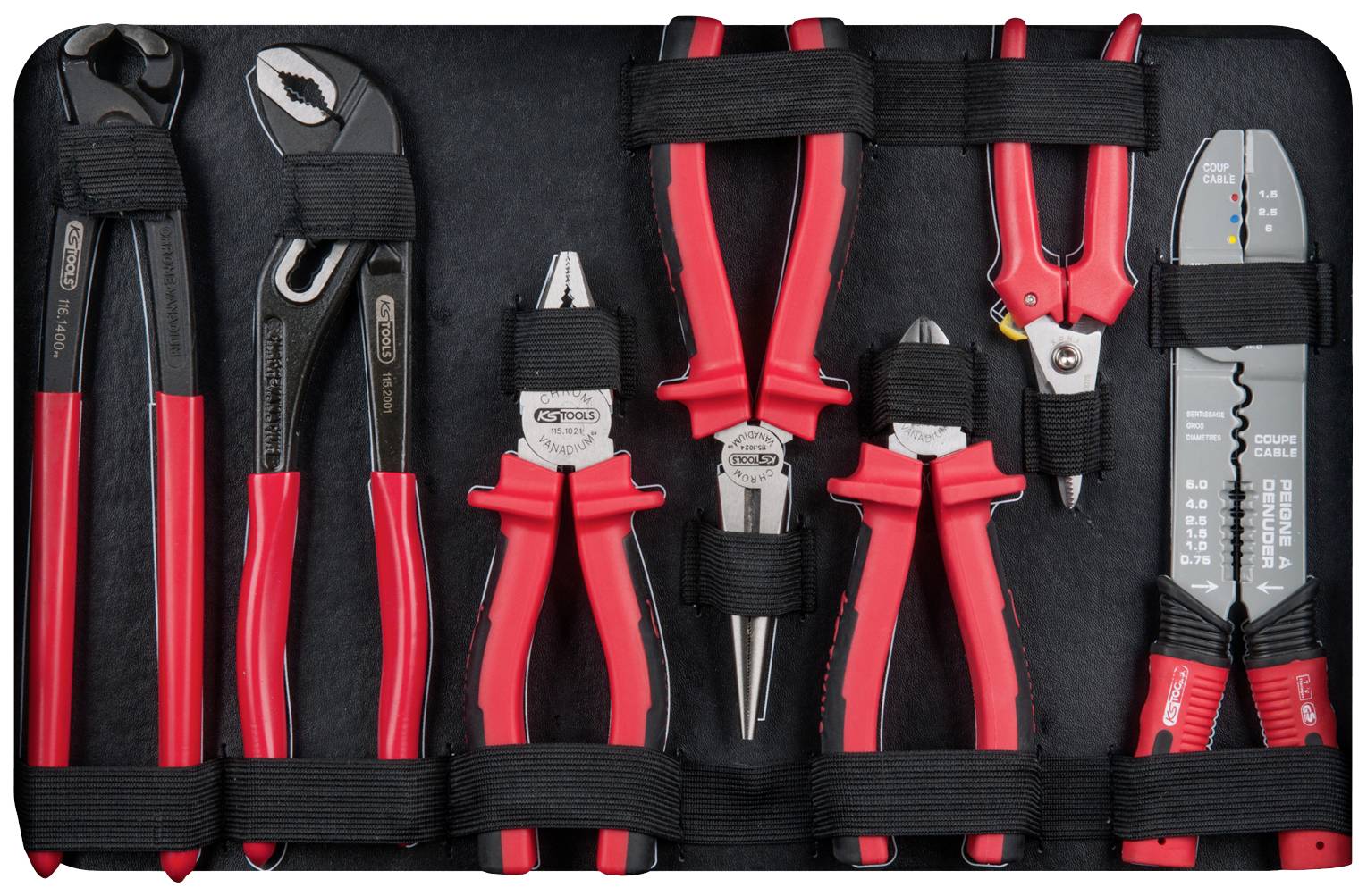 Werkzeugset mit Zange, Seitenschneider, Abisolierzange und Schraubenschlüssel, alle mit roten Griffen, in schwarzem Halter.