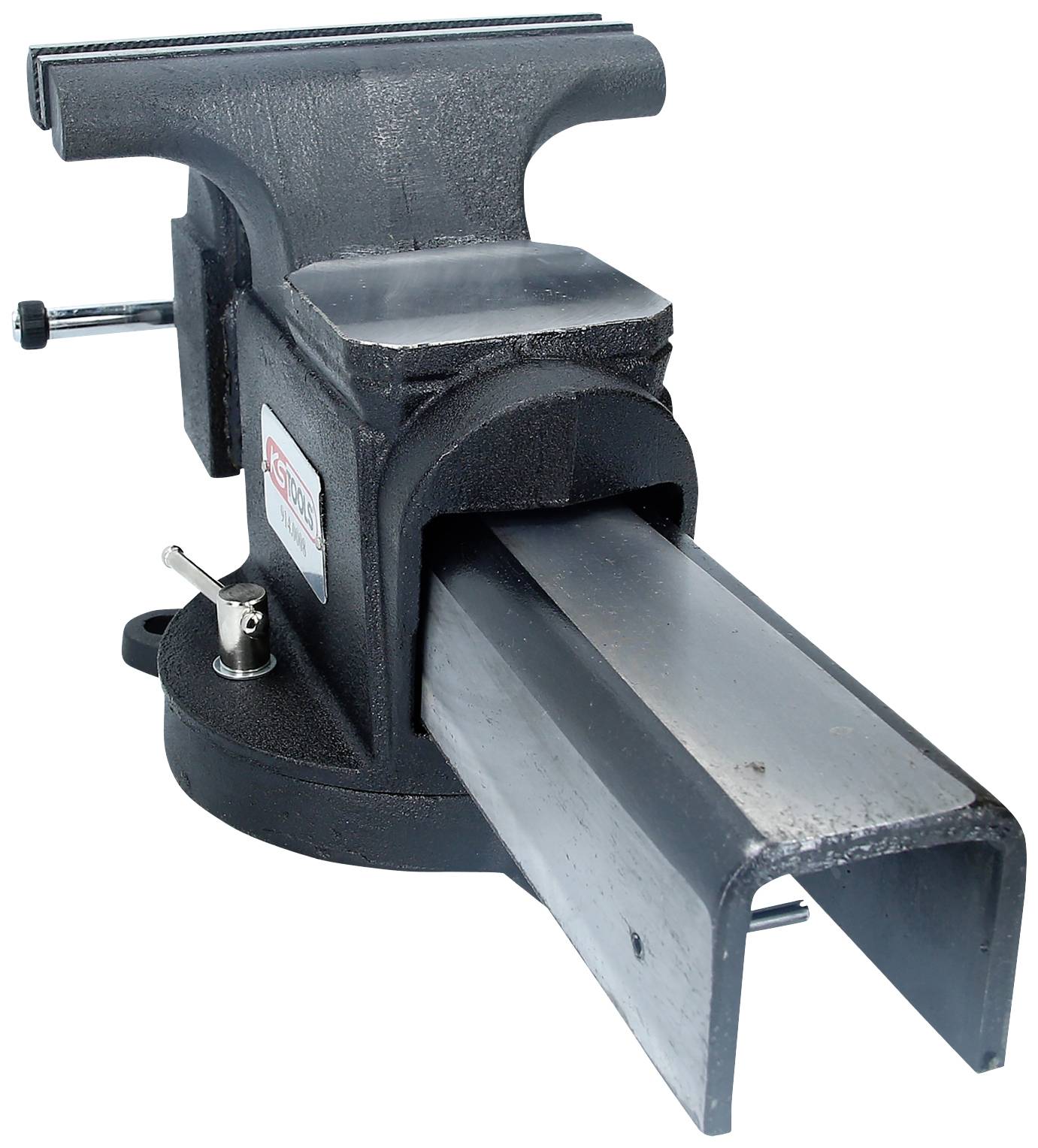 Ein großer Schraubstock aus Metall ist offen, um ein längliches, rechteckiges Metallstück zu halten. Er hat eine stabile Basis.