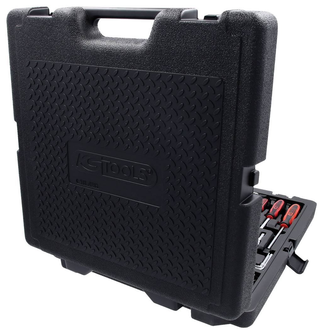 Ein schwarzer Werkzeugkoffer, der teilweise offen ist und rote und schwarze Griffe von Werkzeugen im Inneren zeigt. Die Außenseite hat eine strukturierte Oberfläche mit einem zentralen Logo.