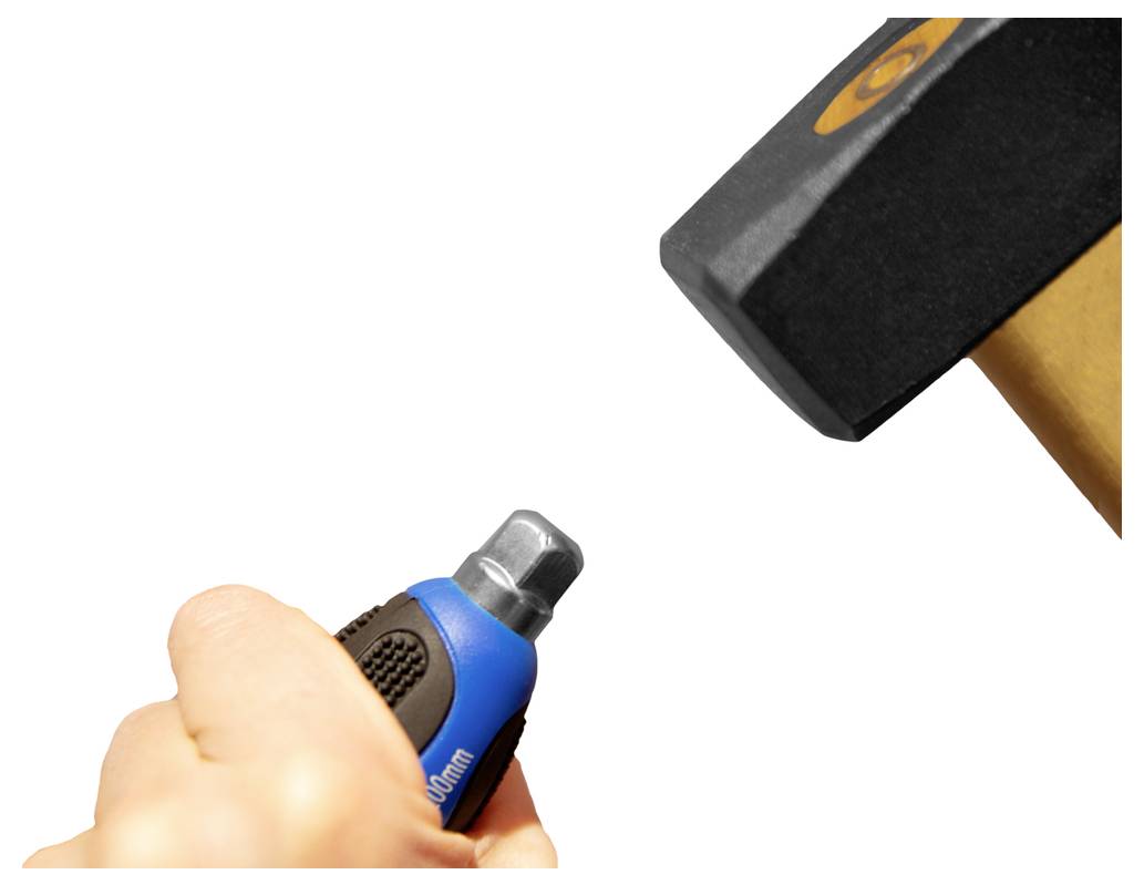 Eine Hand hält einen stiftgroßen Schraubenschlüssel neben dem Kopf eines Hammers.