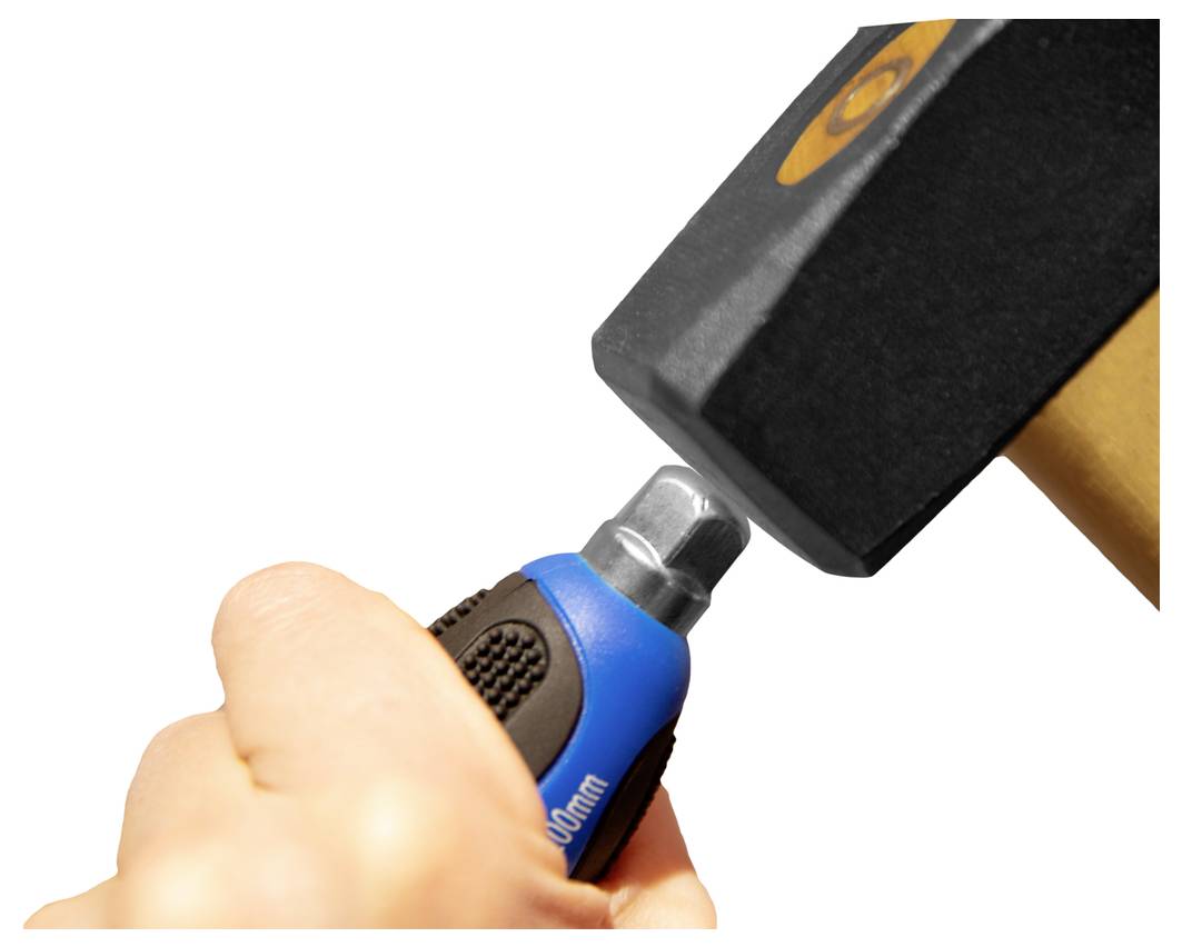 Eine Hand hält einen blau-schwarzen Schraubendreheraufsatz, dessen Spitze auf einen großen Hammer ausgerichtet ist, was die Aktion des Schraubens oder Festziehens andeutet.